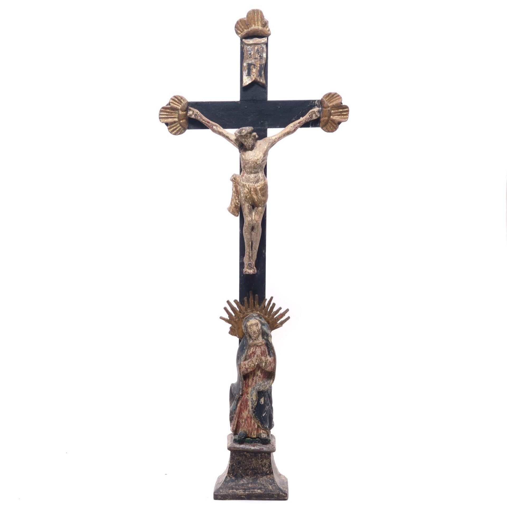 Standkruzifix mit schmerzhafter Muttergottes. Volkskunst | Holz, geschnitzt, Reste von Farbfassung. - Bild 2 aus 2