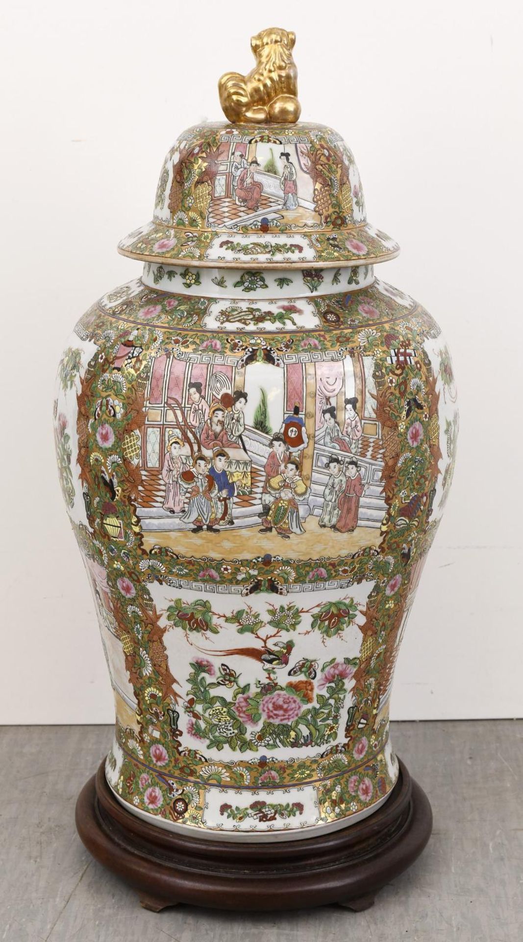 Große Deckelvase. China, 20. Jh. | Porzellan, Farb- und Goldstaffage. - Bild 4 aus 4