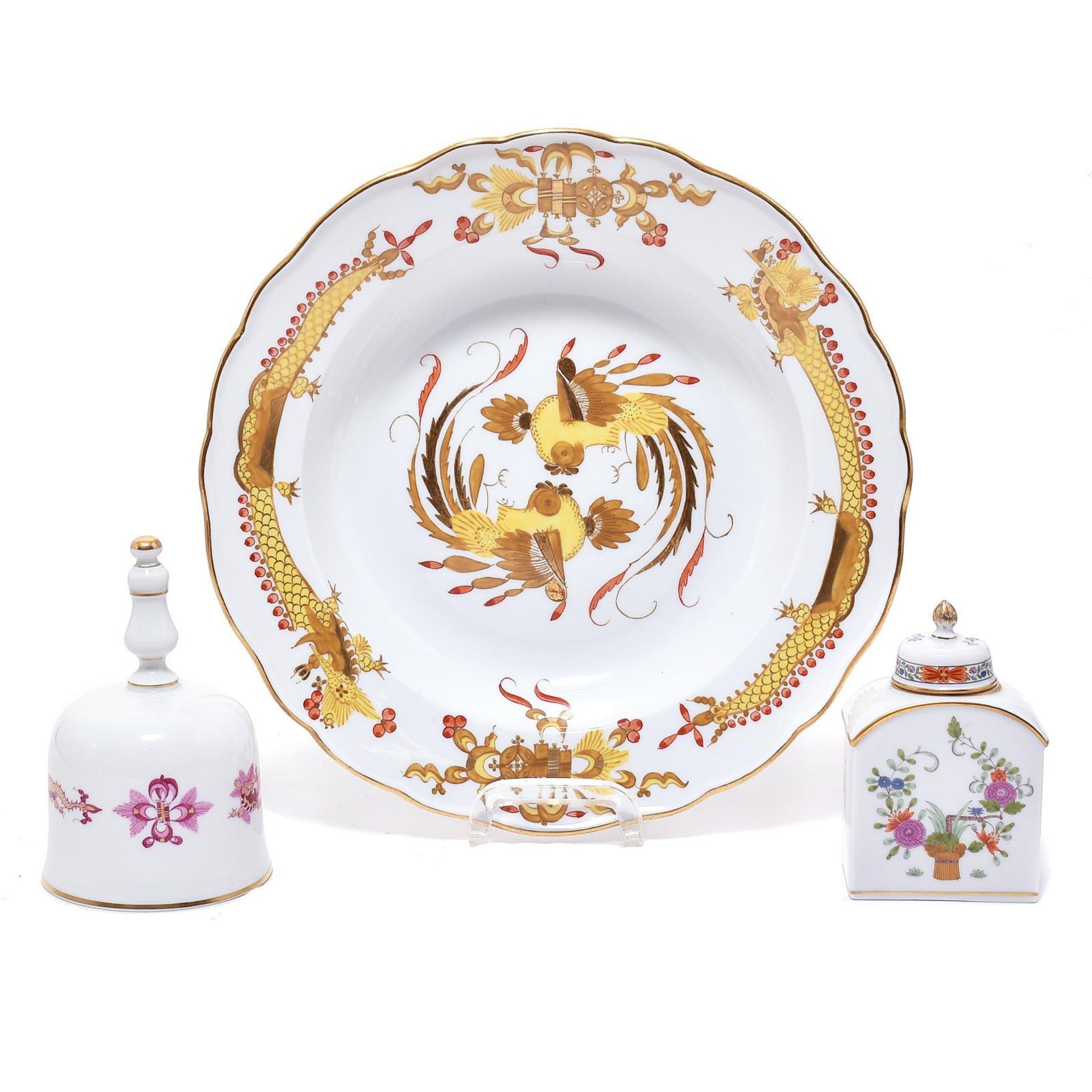 Teedose, Tischglocke und Suppenteller. Meissen | Porzellan, Farb- und Goldstaffagen.