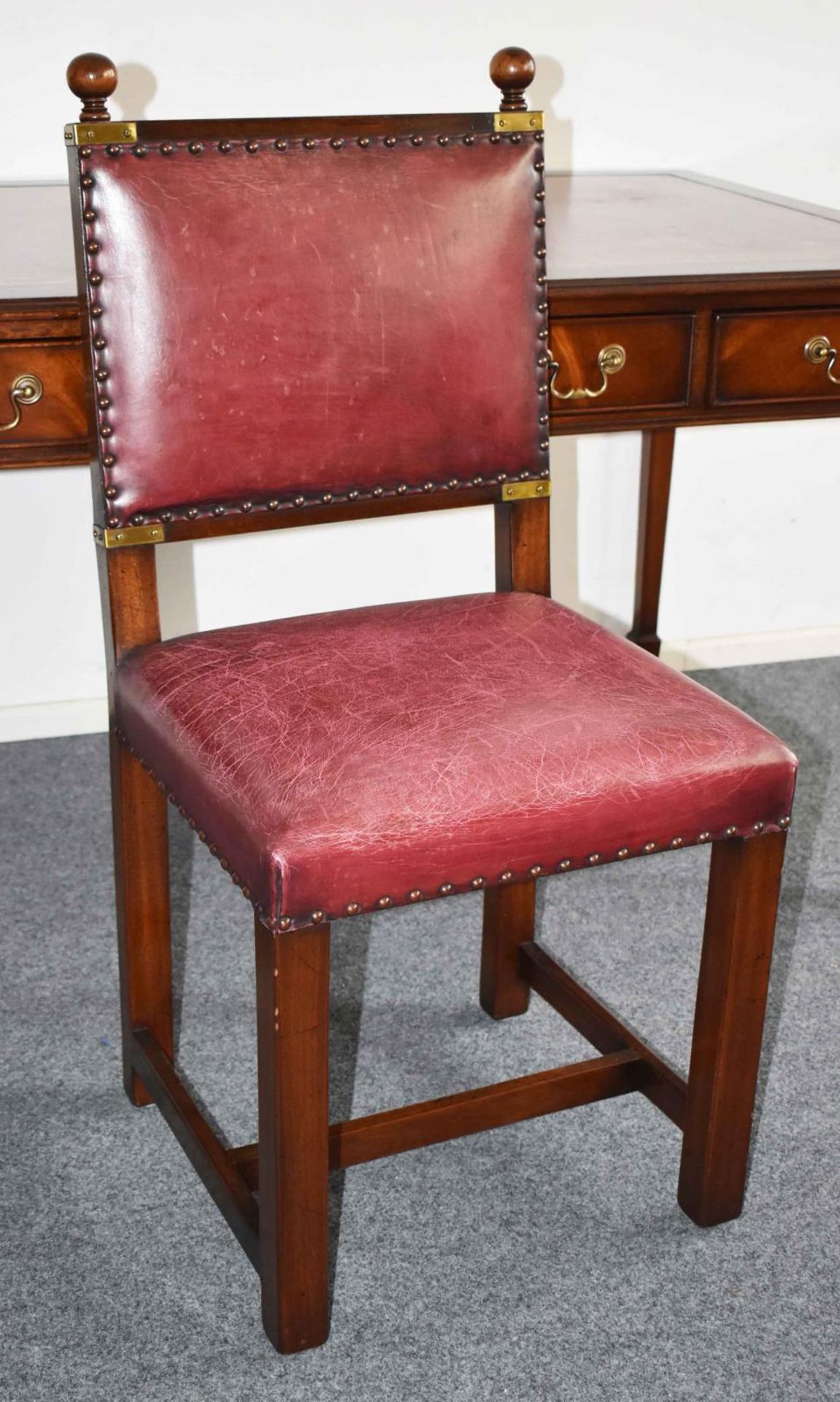 Schreibtisch und Stuhl. England | Mahagoni, weinrotes Leder, goldgeprägt. - Bild 3 aus 3