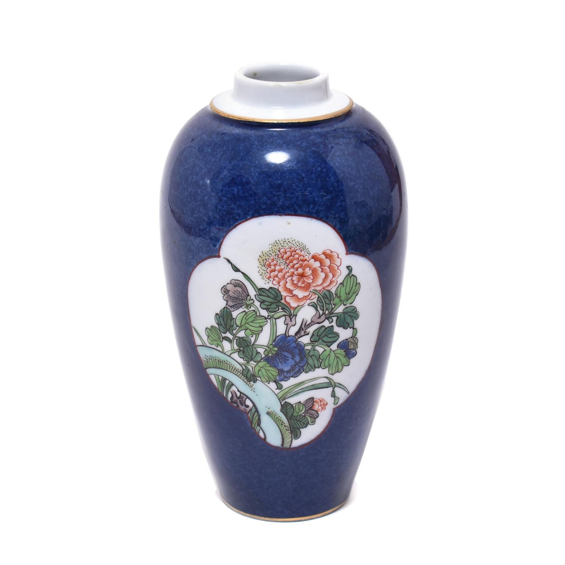 Vase. China | Porzellan, Schmelzfarbendekor und Goldstaffage.