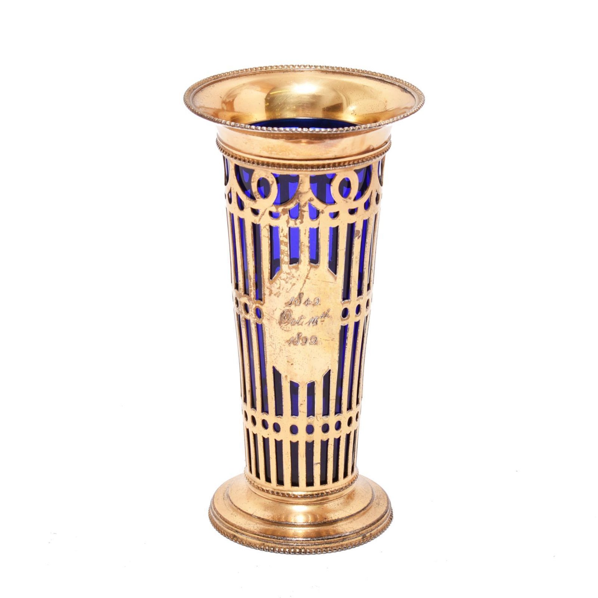 Vase. Wohl USA, 19. Jh. | Silber, vergoldet, blaues Glas. - Image 2 of 4