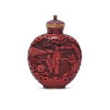 Snuff Bottle. China | Rotlack, geschnitzt. Messing.
