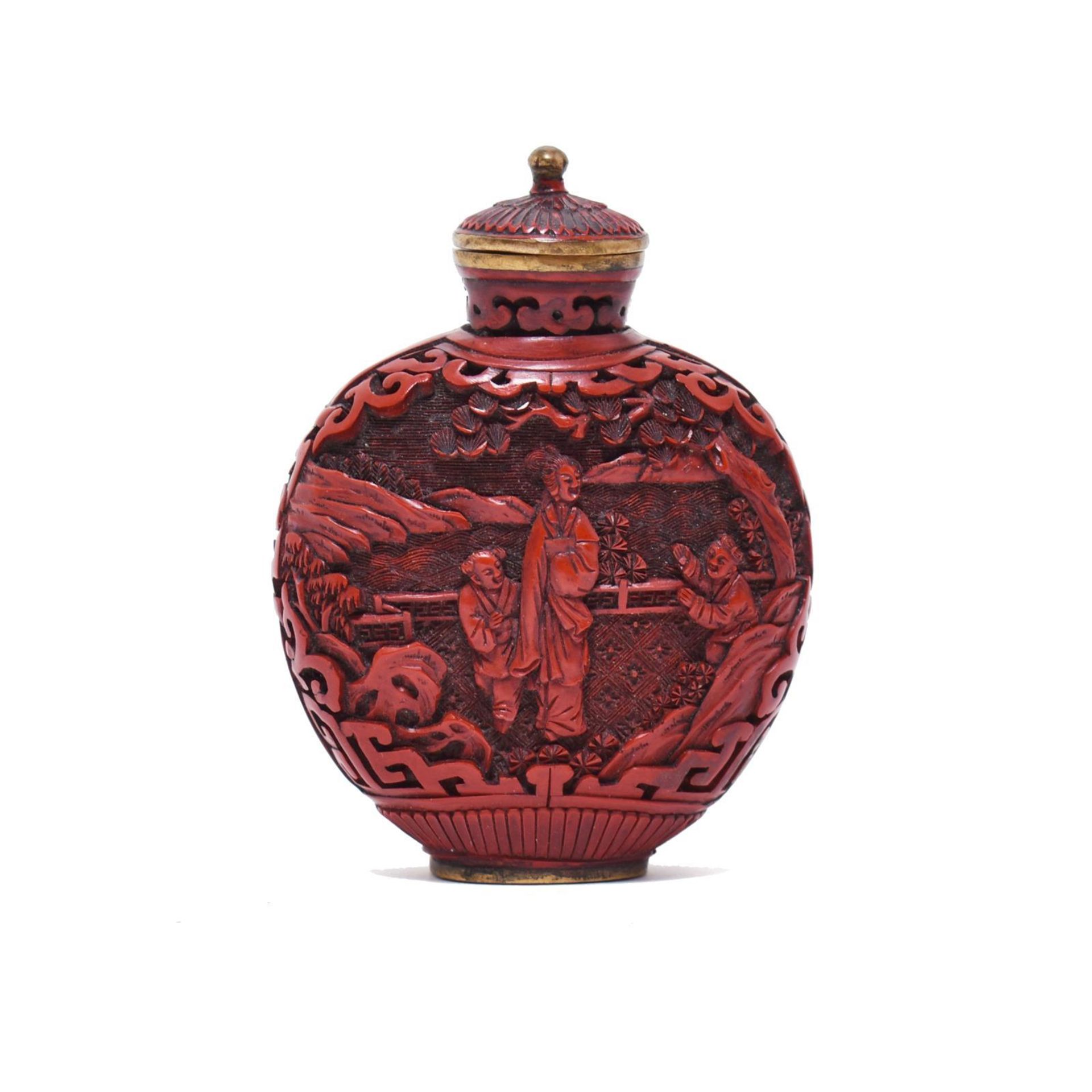 Snuff Bottle. China | Rotlack, geschnitzt. Messing.