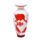Vase. China | Pekingglas, Überfangglas Rot auf Weiß.