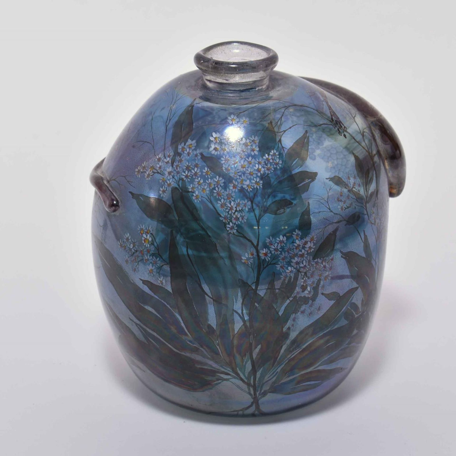 Vase. Glasstudio Erwin Eisch, Frauenau, 20. Jh. | Farbloses, irisierendes Glas, Emailmalerei. - Bild 2 aus 3