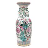 Bodenvase. China 19./20. Jh. | Porzellan, bunter Schmelzfarbendekor.