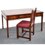 Schreibtisch und Stuhl. England | Mahagoni, weinrotes Leder, goldgeprägt.