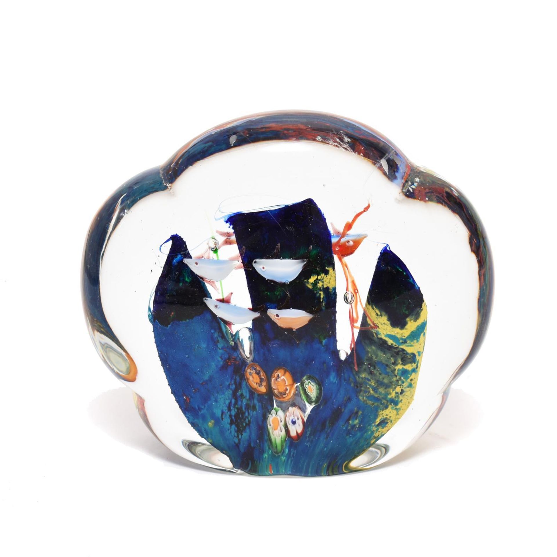 Paperweight in Form eines Aquariums. Murano (?), 20. Jh. | Farbloses Glas mit Luftblasen und Farb...