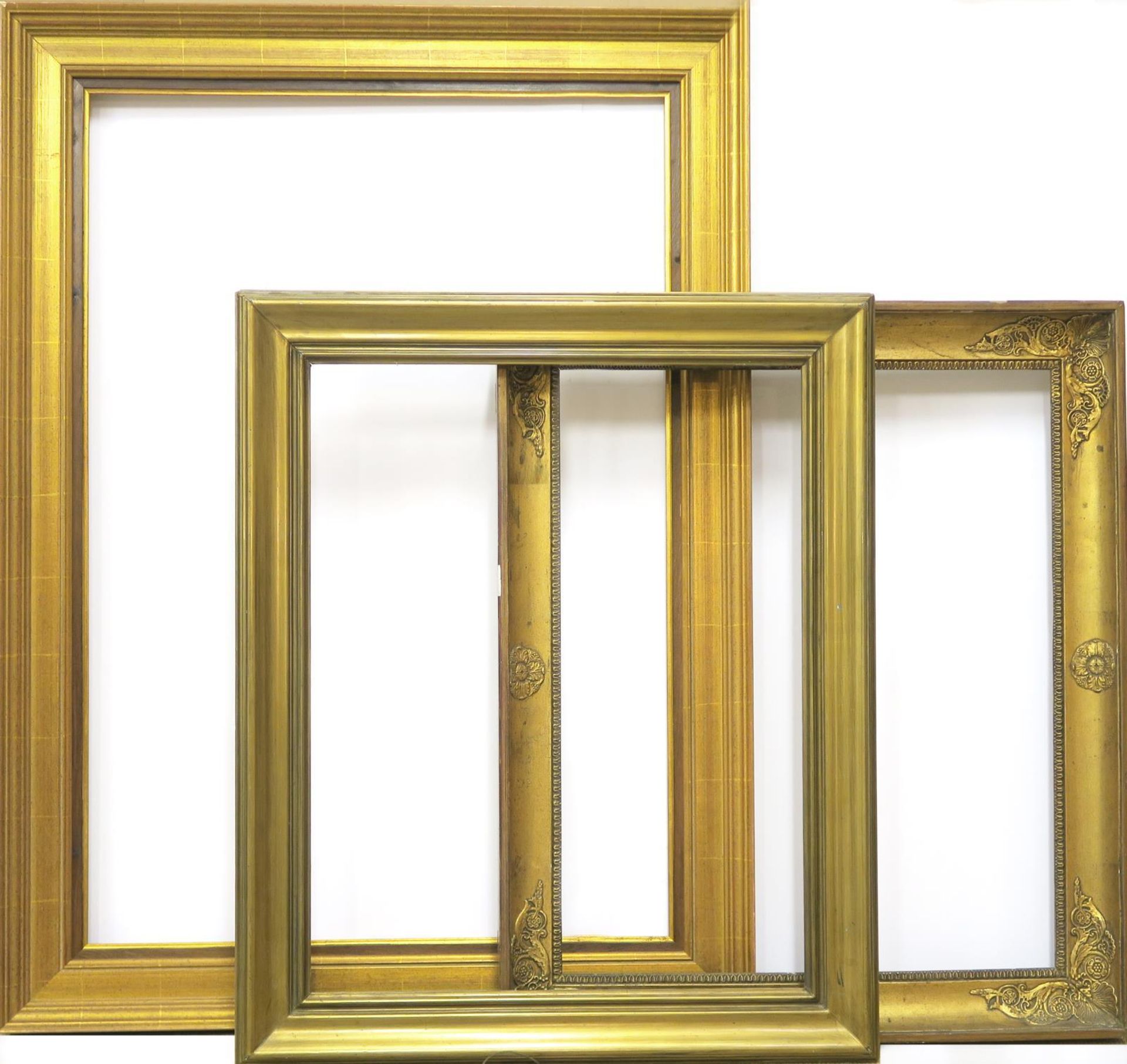 Drei Rahmen. Holz, tlw. Stuckauflagen, Goldfassung.