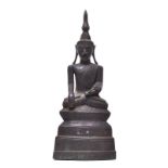 Buddha Shakyamuni. Südostasien | Bronze, schwarz patiniert.