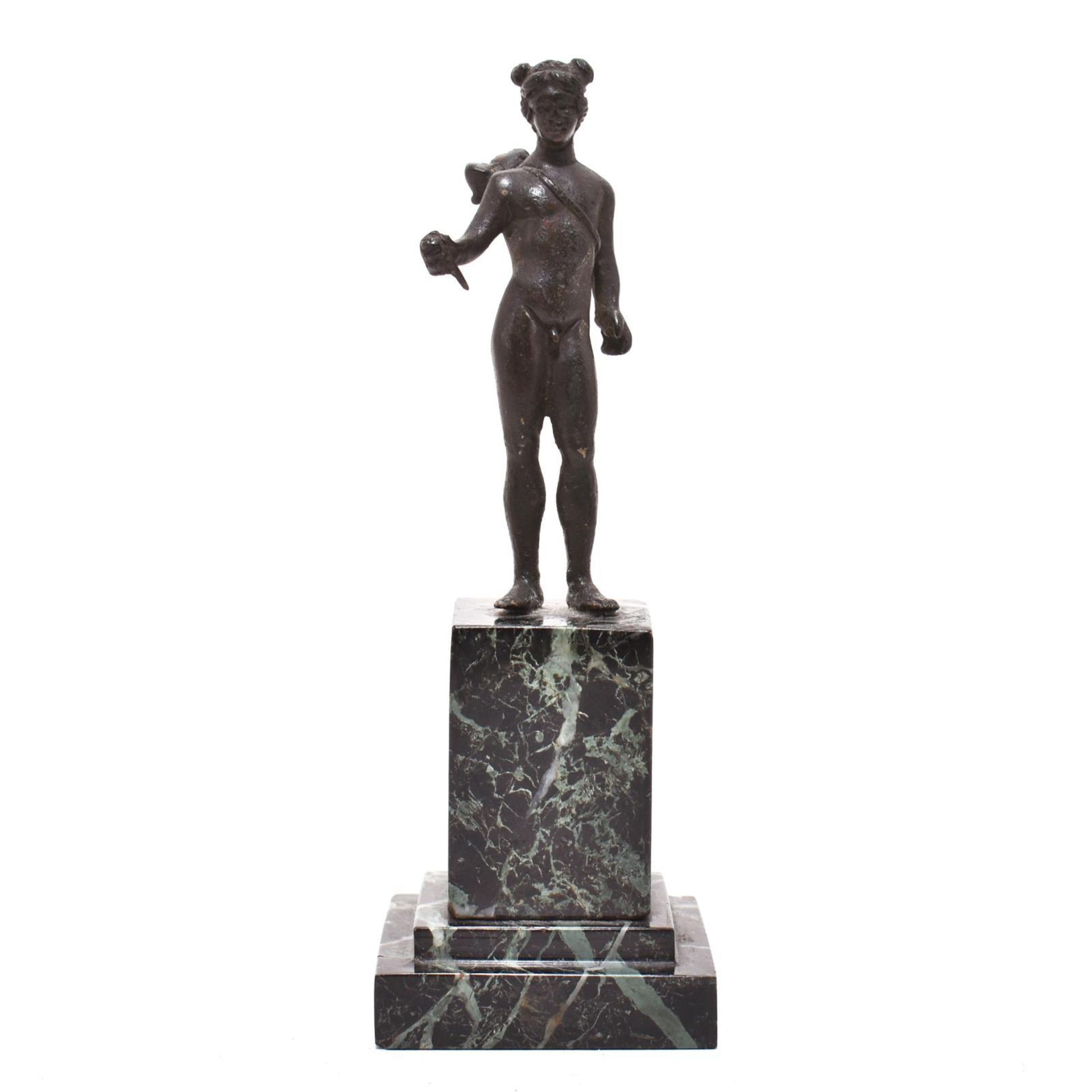 Stehender Apollo . Wohl 19. Jh. | Bronze, patiniert. Grüner Marmorsockel.