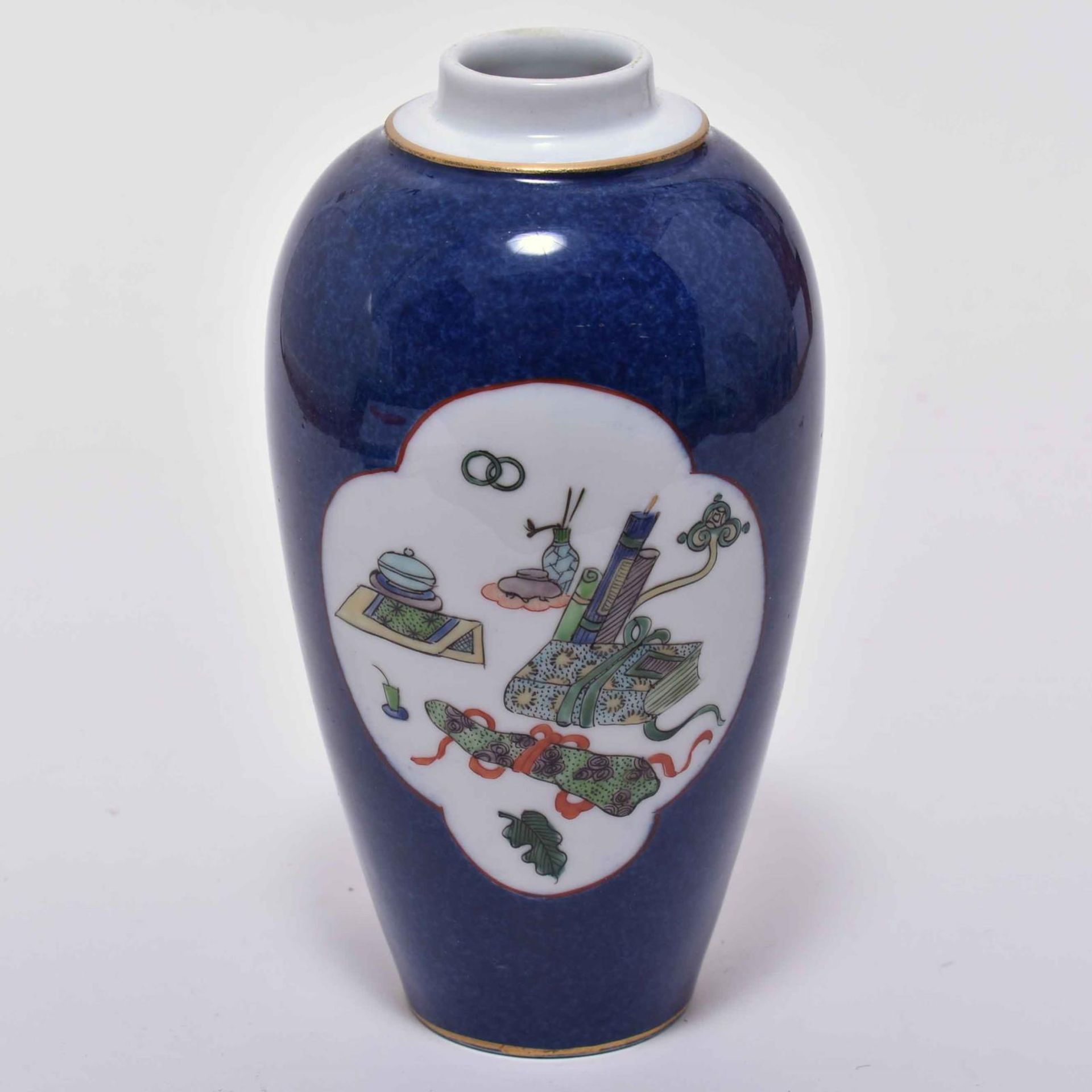 Vase. China | Porzellan, Schmelzfarbendekor und Goldstaffage. - Bild 2 aus 2