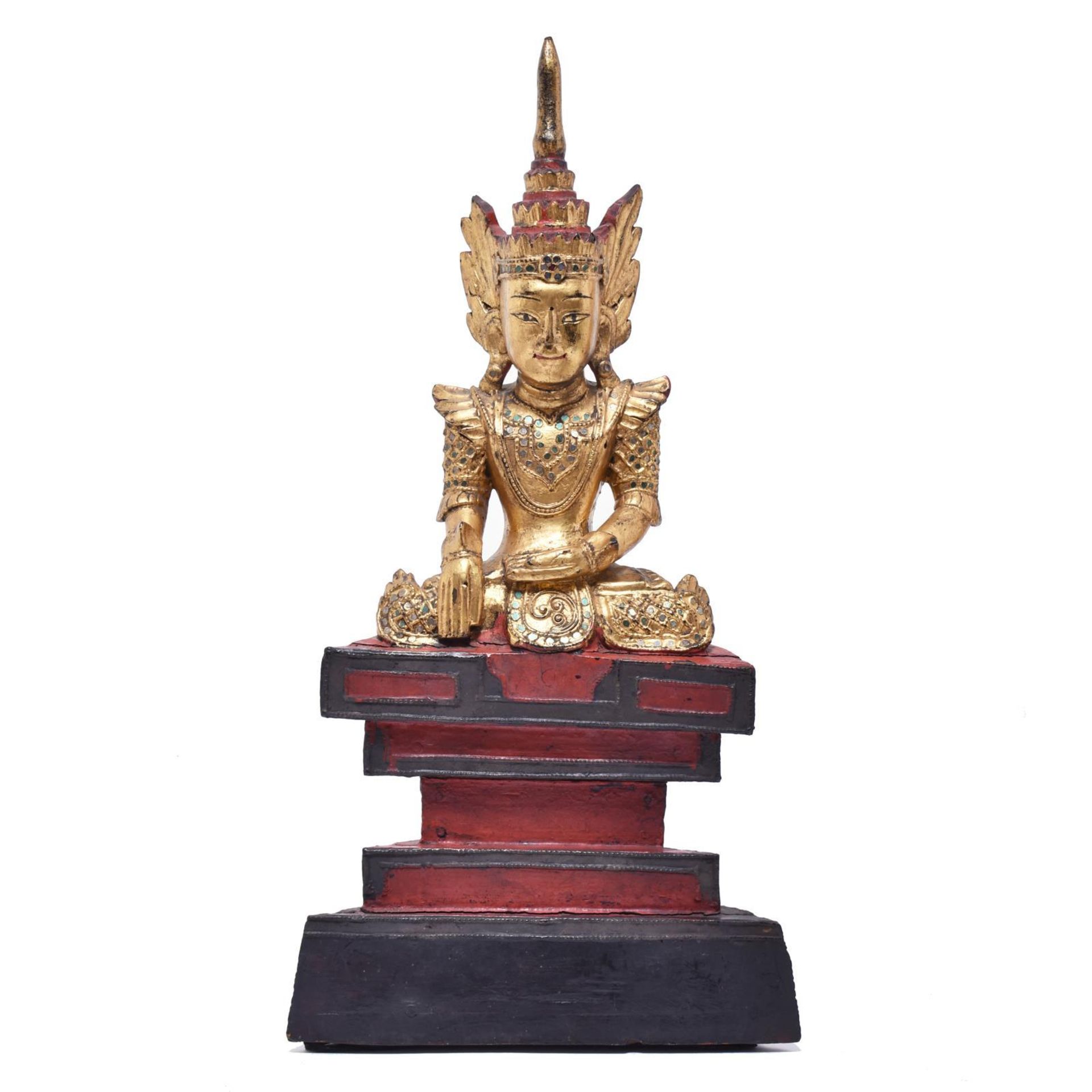 Buddha Shakyamuni. Südostasien | Holz, Lack in Schwarz, Gold und Rot, Spiegelplättchen u.a.