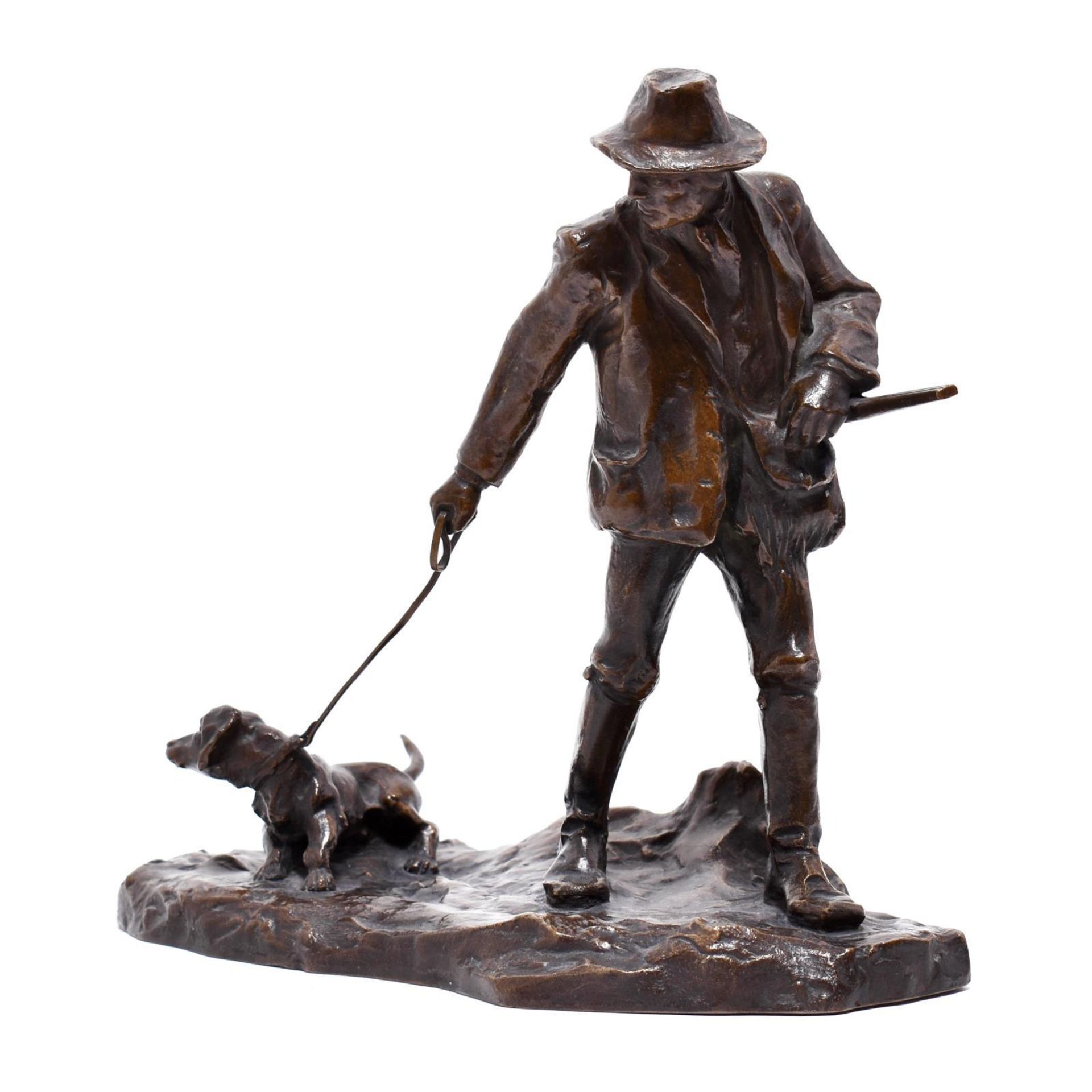 MÜLLER, HANS. Jäger mit Jagdhund. Bronze, patiniert.