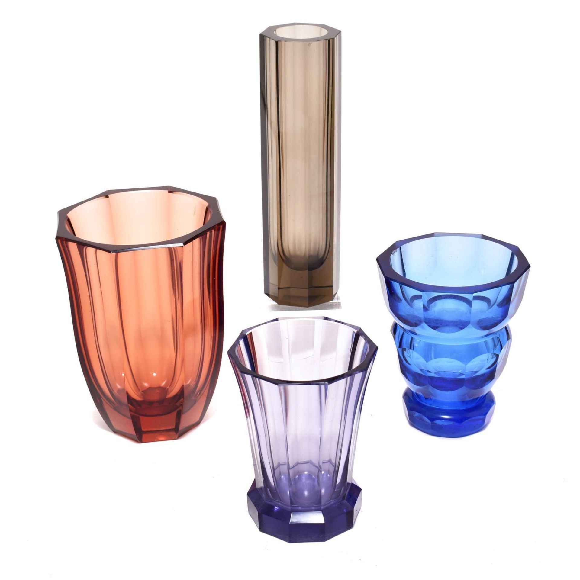 Vier Vasen. Karlsbad, 20. Jh., Ludwig Moser & Söhne u.a.  | Verschiedenfarbiges Glas, facettiert...