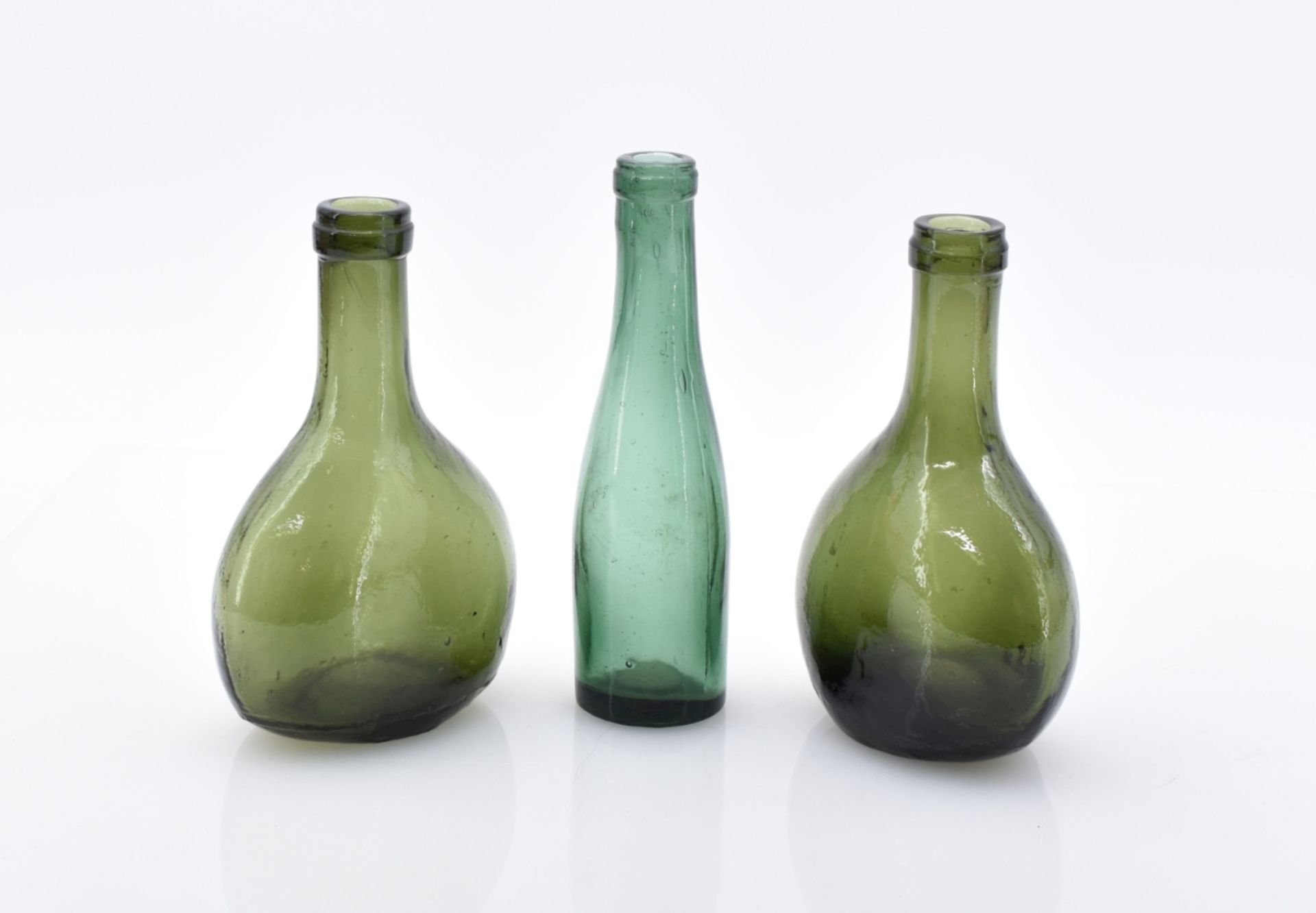 Drei grüne Flaschen, 19. Jh. - Image 2 of 2