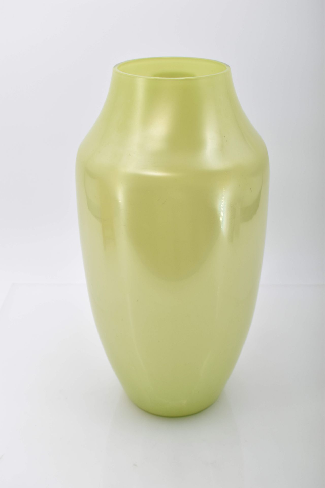 Hohe Vase in der Art von Loetz, A. 20. Jh. - Image 3 of 11