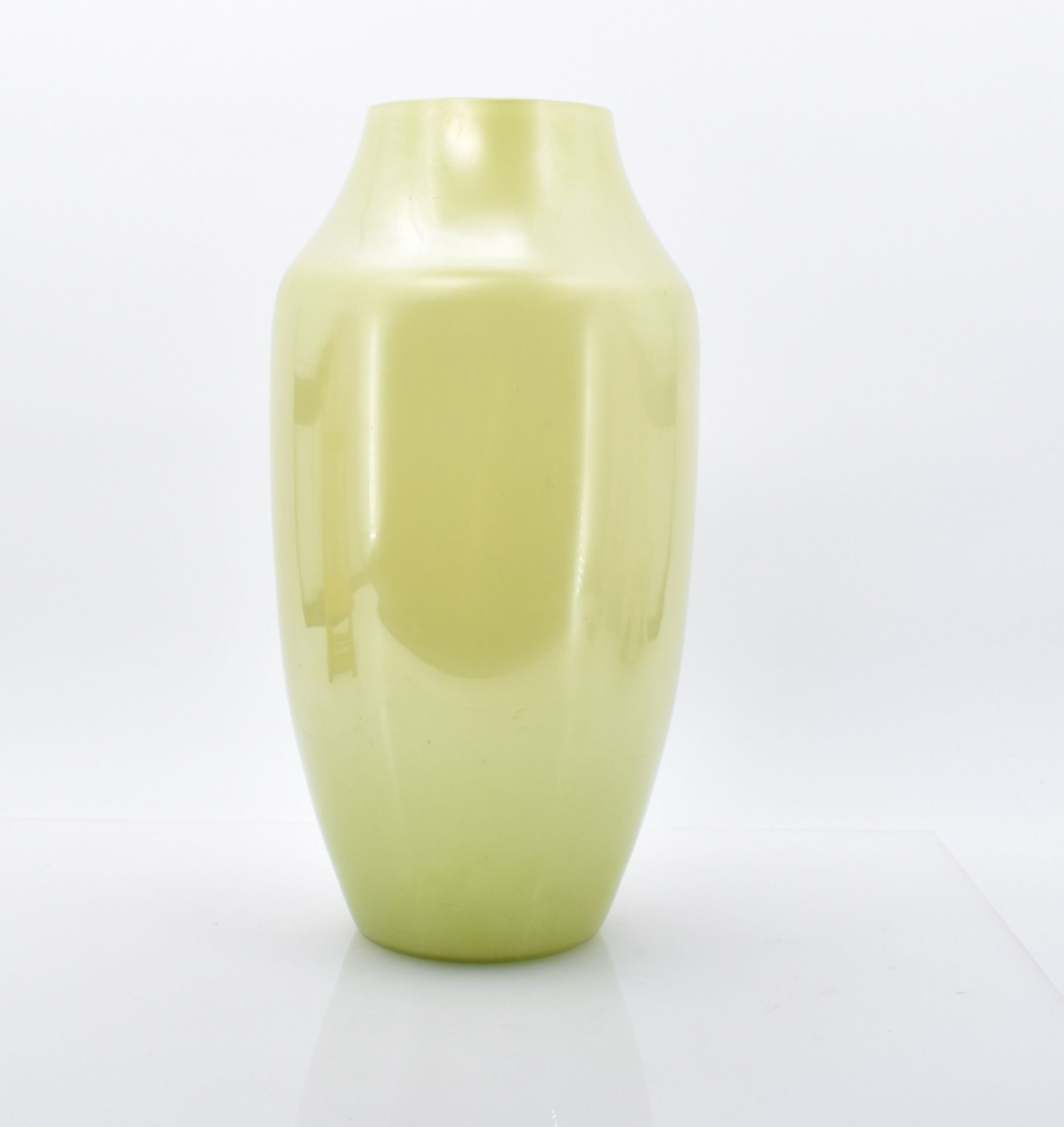 Hohe Vase in der Art von Loetz, A. 20. Jh. - Image 2 of 11
