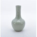 Kleine Vase vom Typ Tianqiu Ping mit Seladonglasur, China