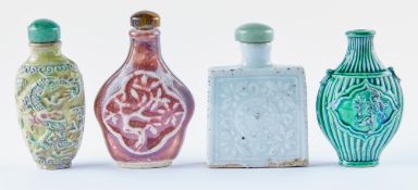 Vier Snuff bottles mit Reliefdekor, China, Qing-Dynastie und später