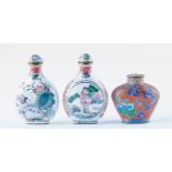 Drei kleine Snuff bottles mit Emaildekor, China, Qing-Dynastie