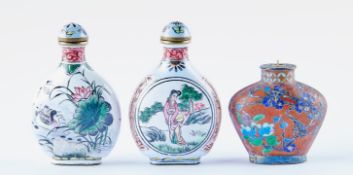 Drei kleine Snuff bottles mit Emaildekor, China, Qing-Dynastie