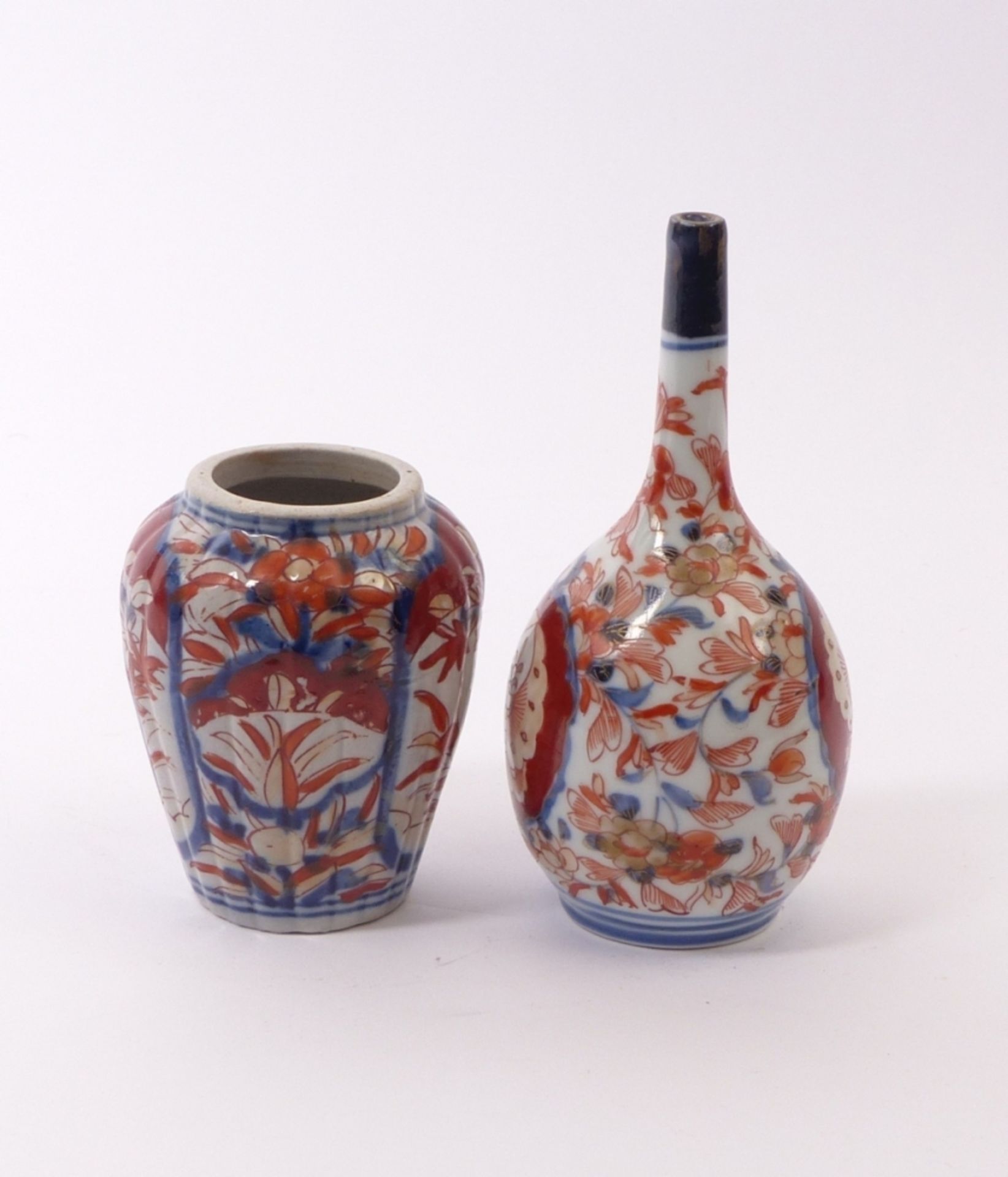 Zwei kleine Imari-Vasen, China, 19./20. Jh. - Image 2 of 3