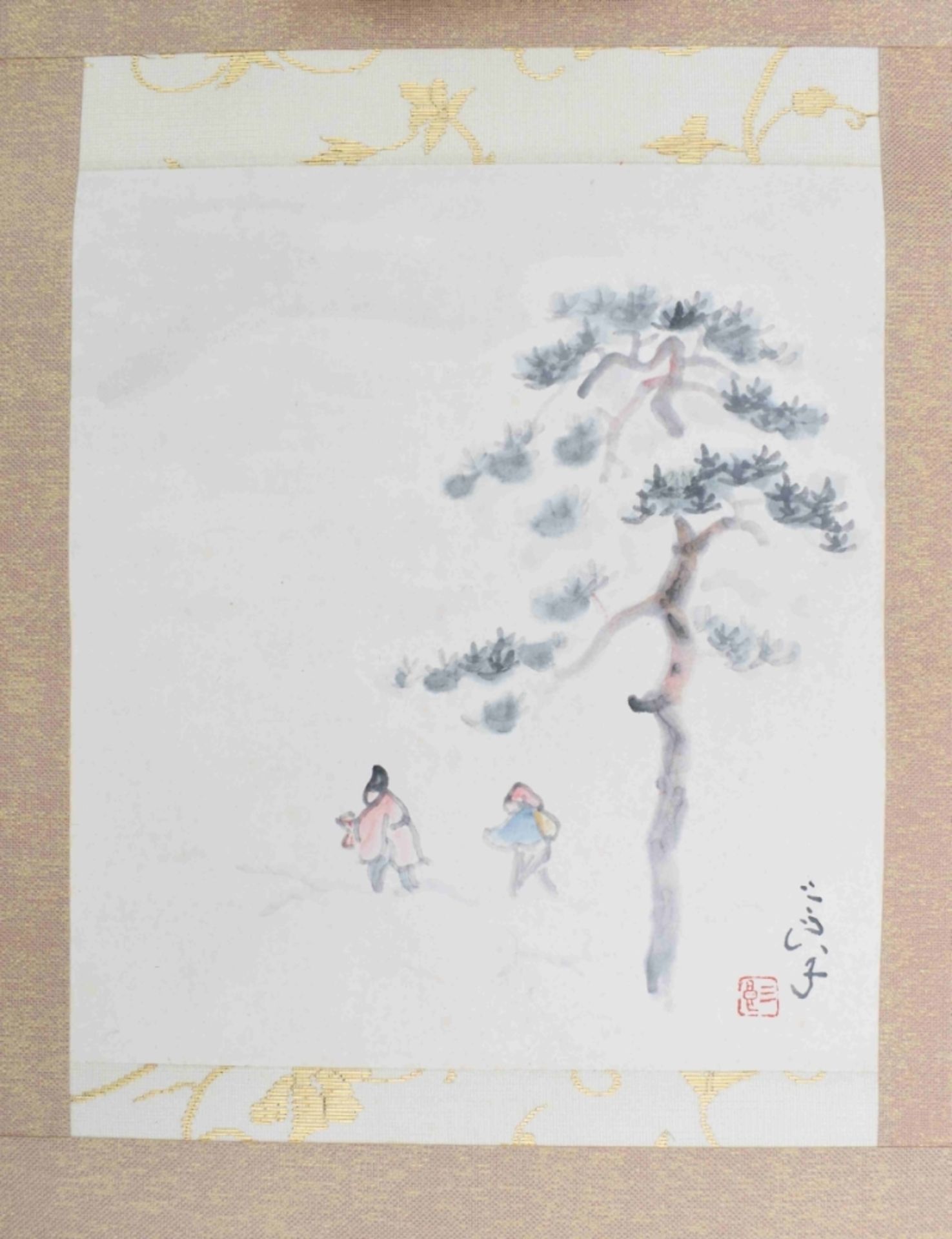 Hängerolle mit Wanderern unter einem Kiefernbaum, Japan, 20. Jh. - Bild 2 aus 5