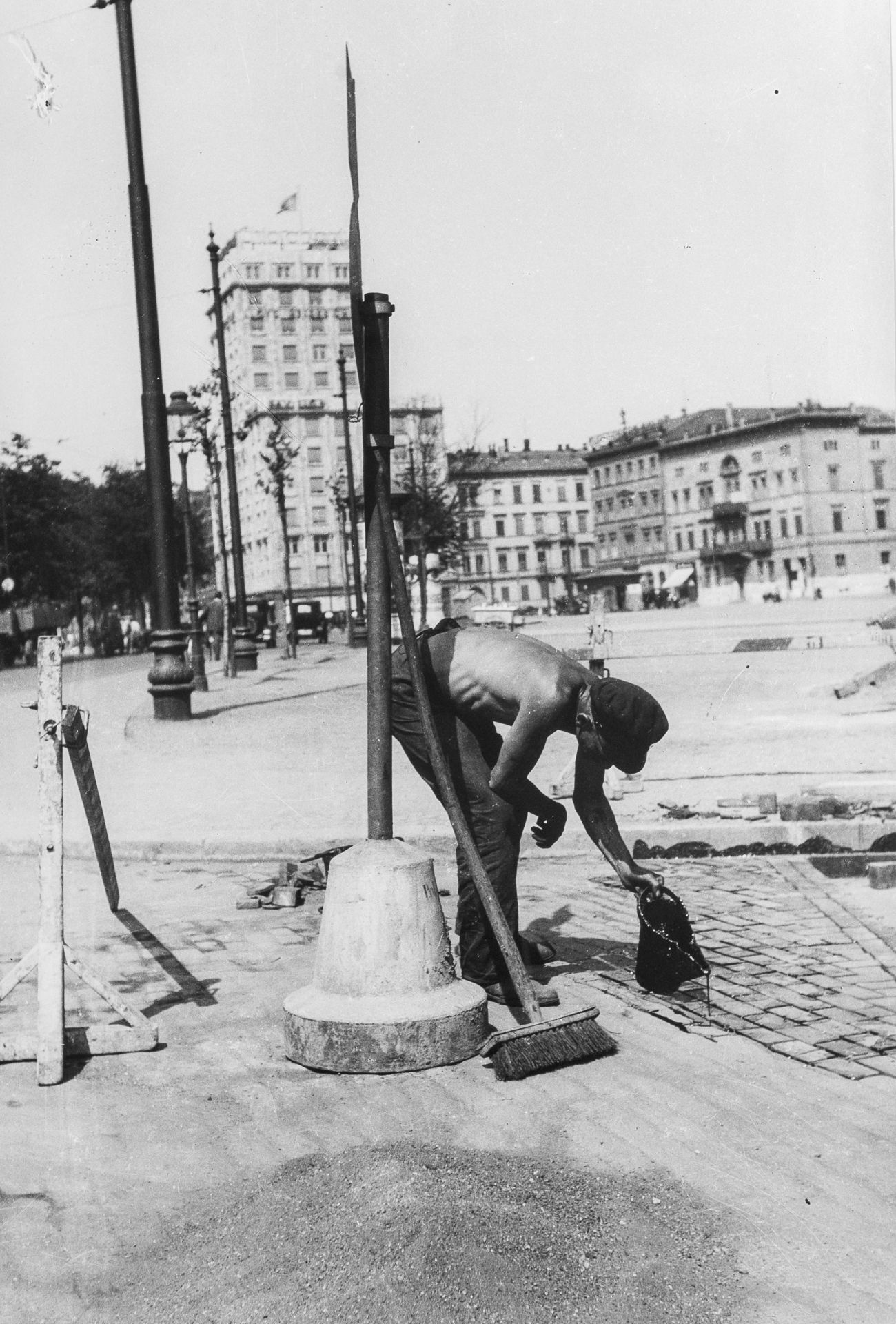 Albert Hennig "Arbeiter beim Ausgießen von Pflasterfugen auf dem Roßplatz, Leipzig" / "Mann und... - Bild 2 aus 2