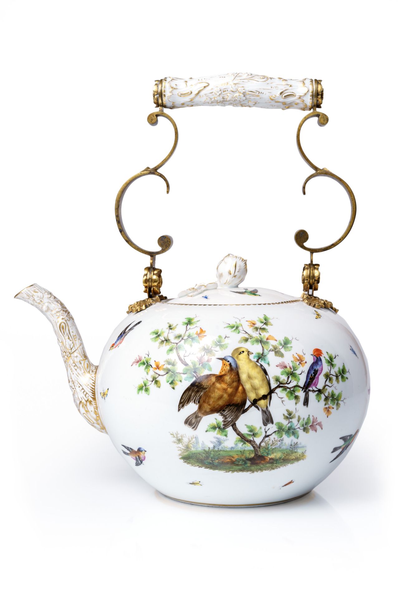 Rare, large tea kettle with bird painting. Johann Joachim Kaendler for Meissen. 1739.
