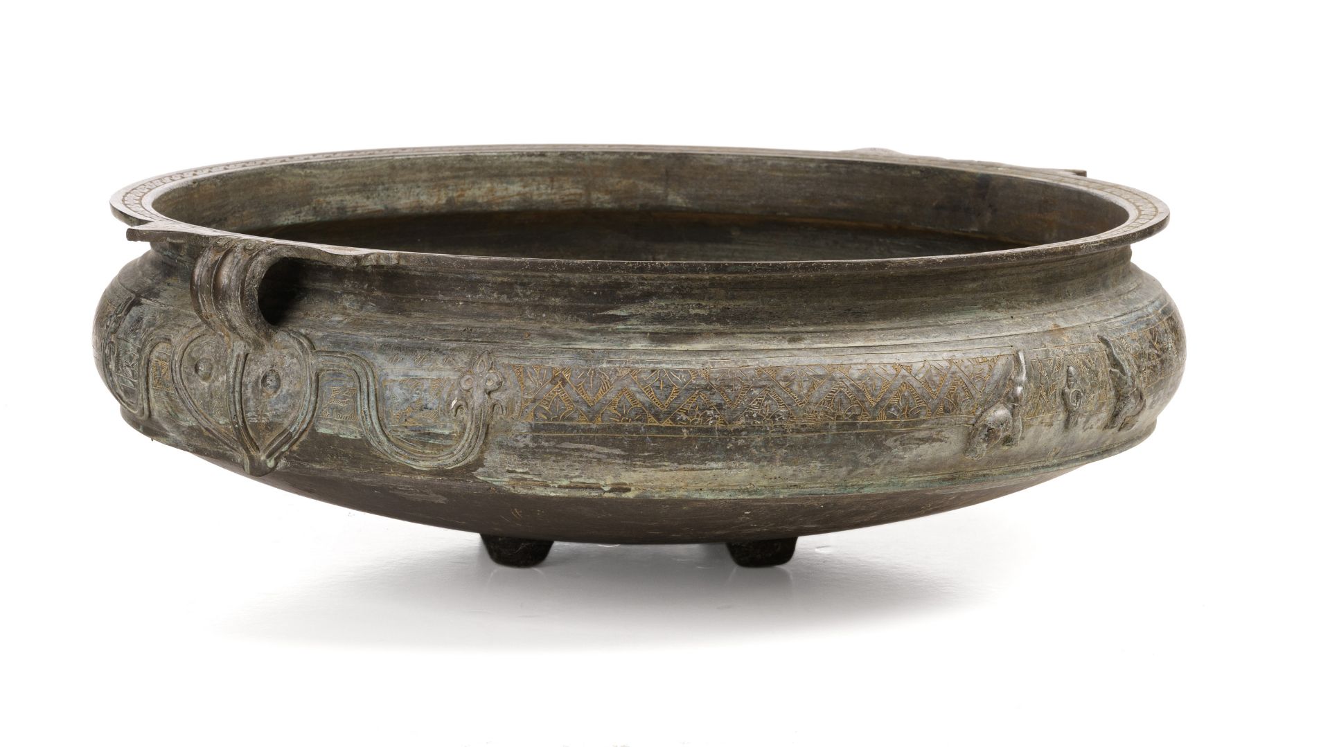 Large temple bowl - Uruli. Kerala, South India. Probably 19th century / early 20th century. 20t... - Image 8 of 14