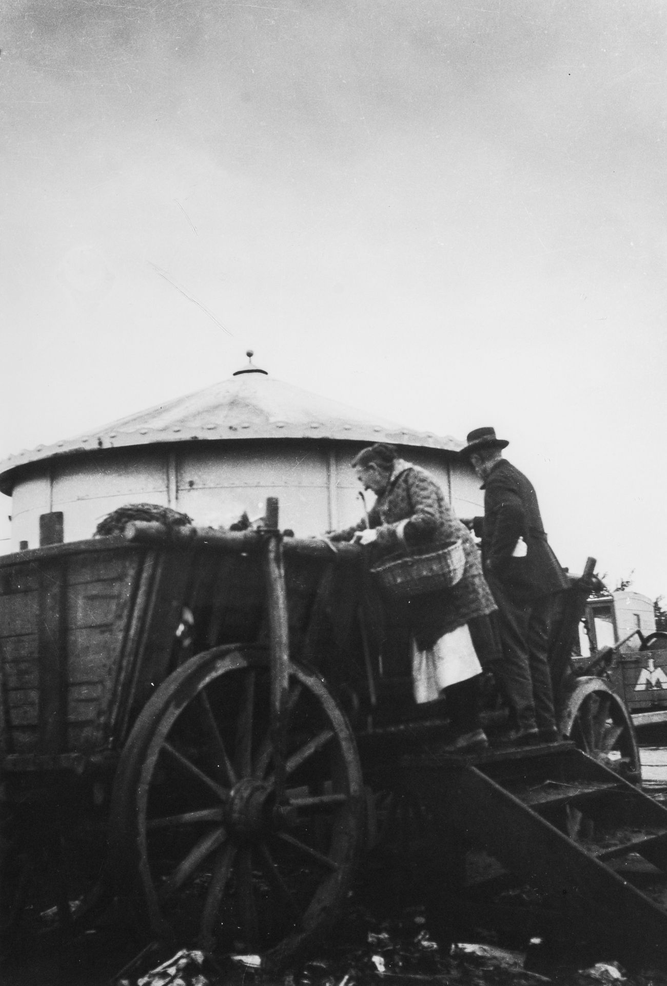 Albert Hennig "Arbeiter beim Ausgießen von Pflasterfugen auf dem Roßplatz, Leipzig" / "Mann und...