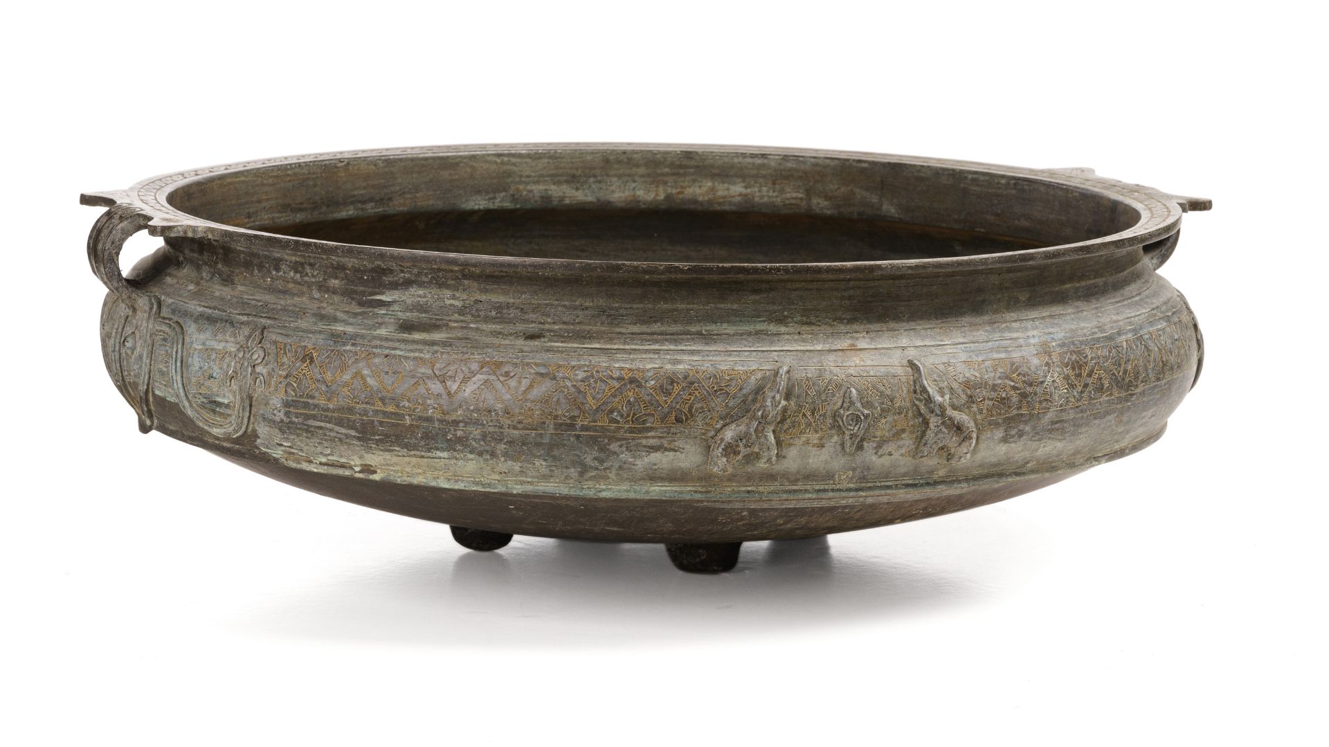 Large temple bowl - Uruli. Kerala, South India. Probably 19th century / early 20th century. 20t... - Image 9 of 14