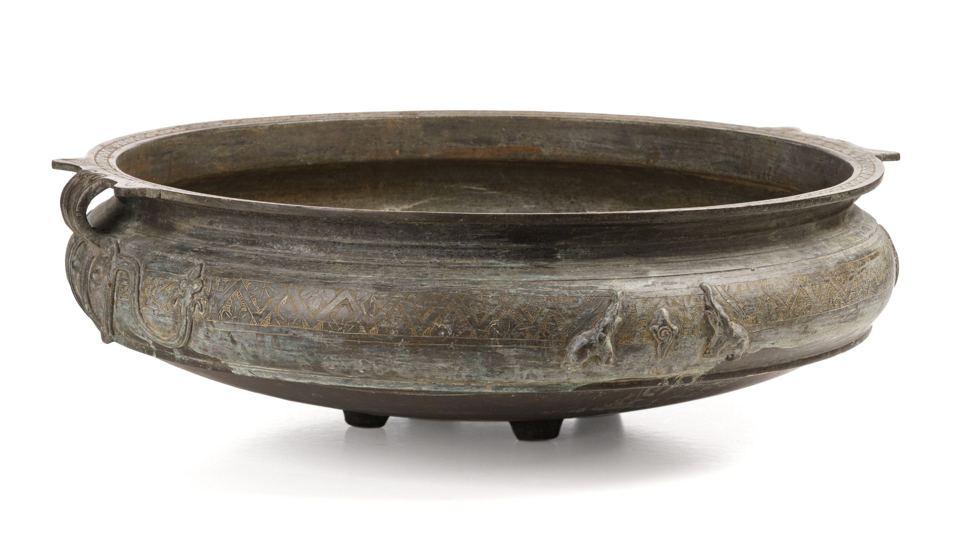 Large temple bowl - Uruli. Kerala, South India. Probably 19th century / early 20th century. 20t... - Image 4 of 14