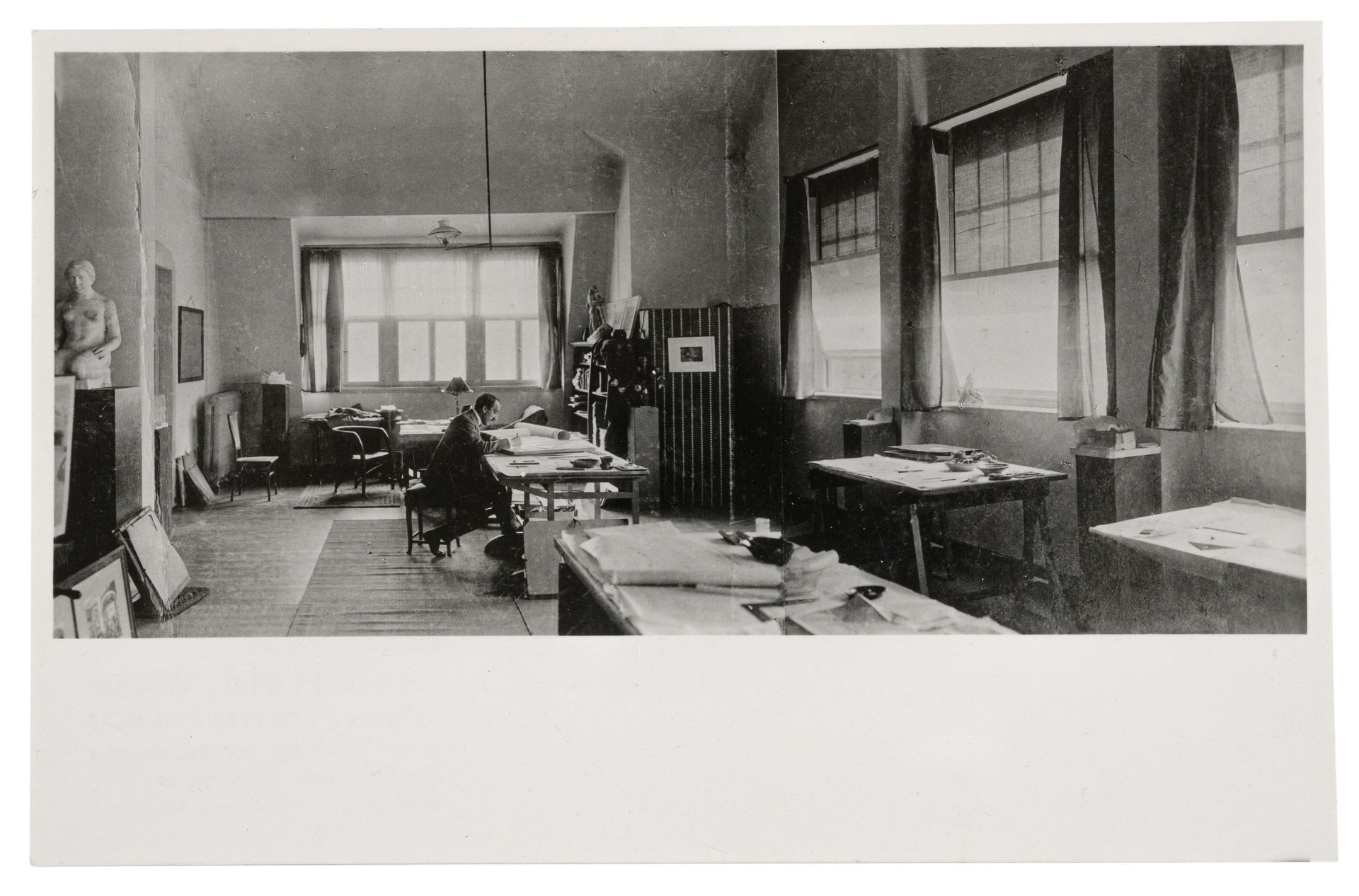 Louis Held, Henry van de Velde in seinem Atelier der Kunstgewerbeschule Weimar. Um 1911.