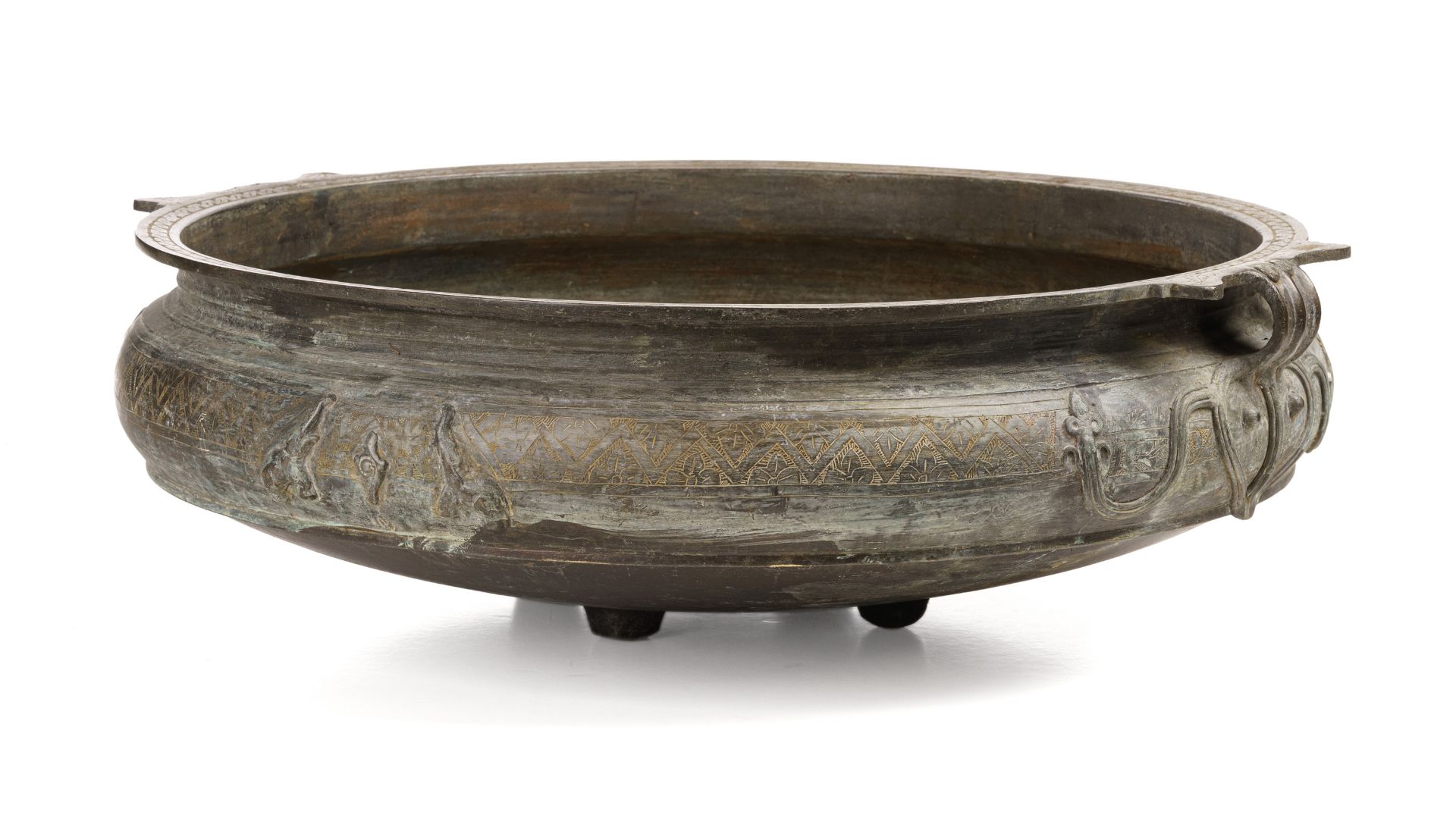 Large temple bowl - Uruli. Kerala, South India. Probably 19th century / early 20th century. 20t... - Image 6 of 14