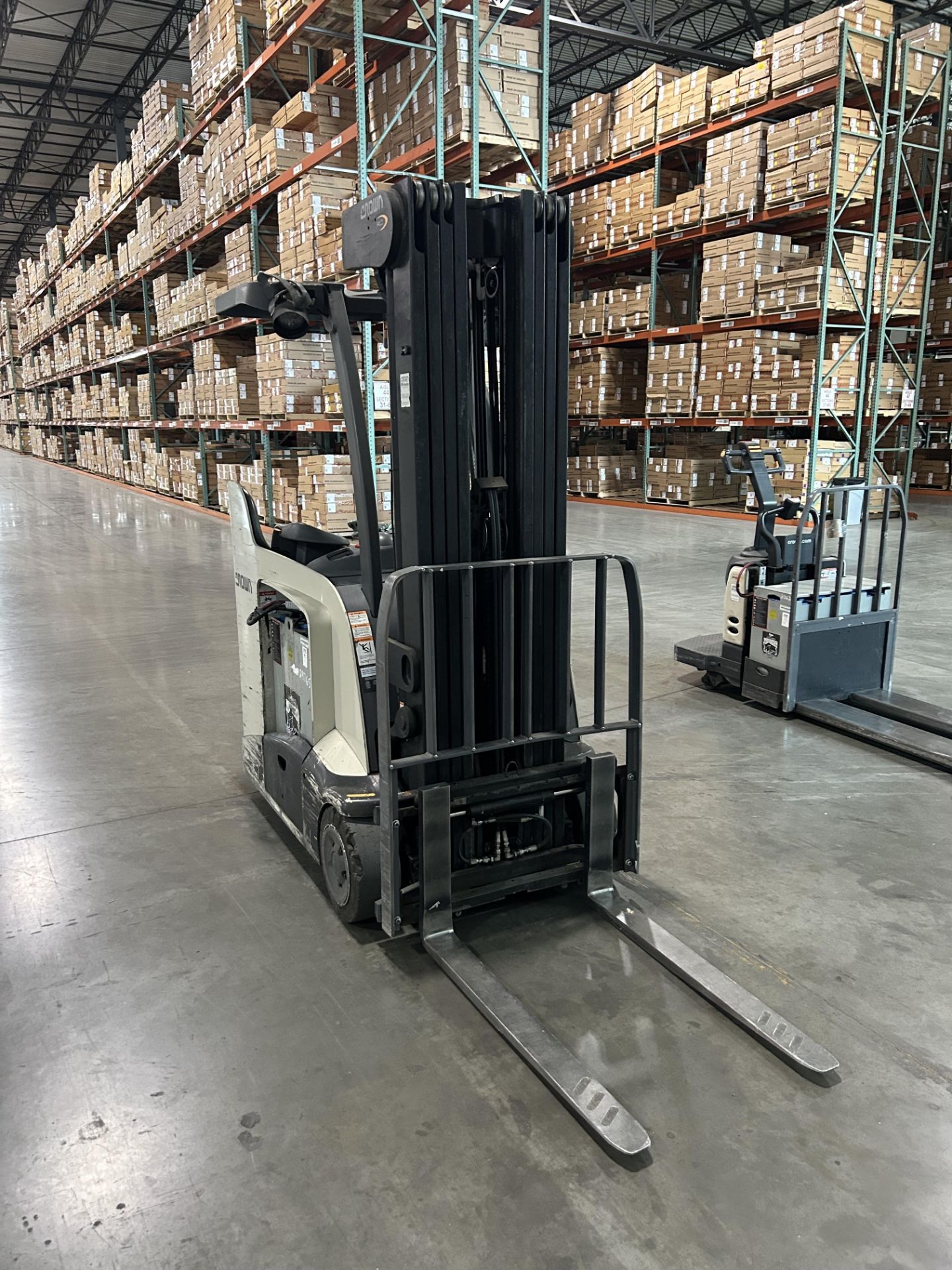 Crown Stand Up Forklift, Model #RC5545-40, S/N #1A351072, Hours #10417, Mast Height 276'', Fork - Image 5 of 6