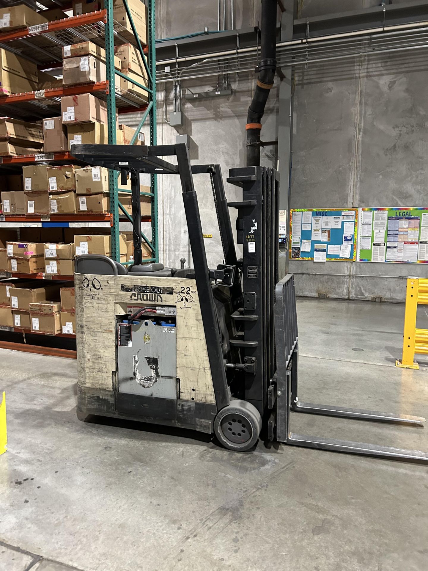 Crown Stand Up Forklift, Model #RC3020-40, S/N #1A174084, Hours #6882, Mast Height 240'', Fork - Image 3 of 7