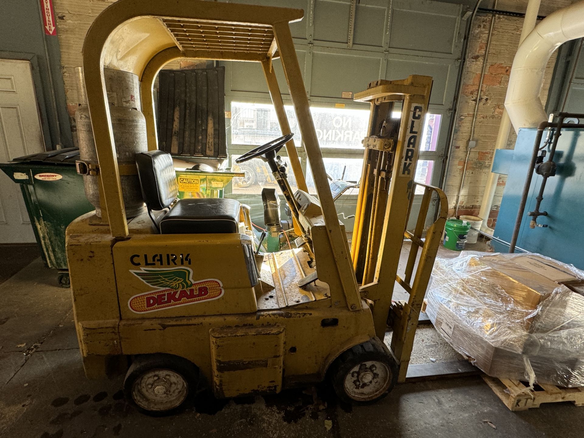 Clark Forklift CS30, Propane with two tanks, 2050lb lift, brakes are weak, small hydraulic leak,