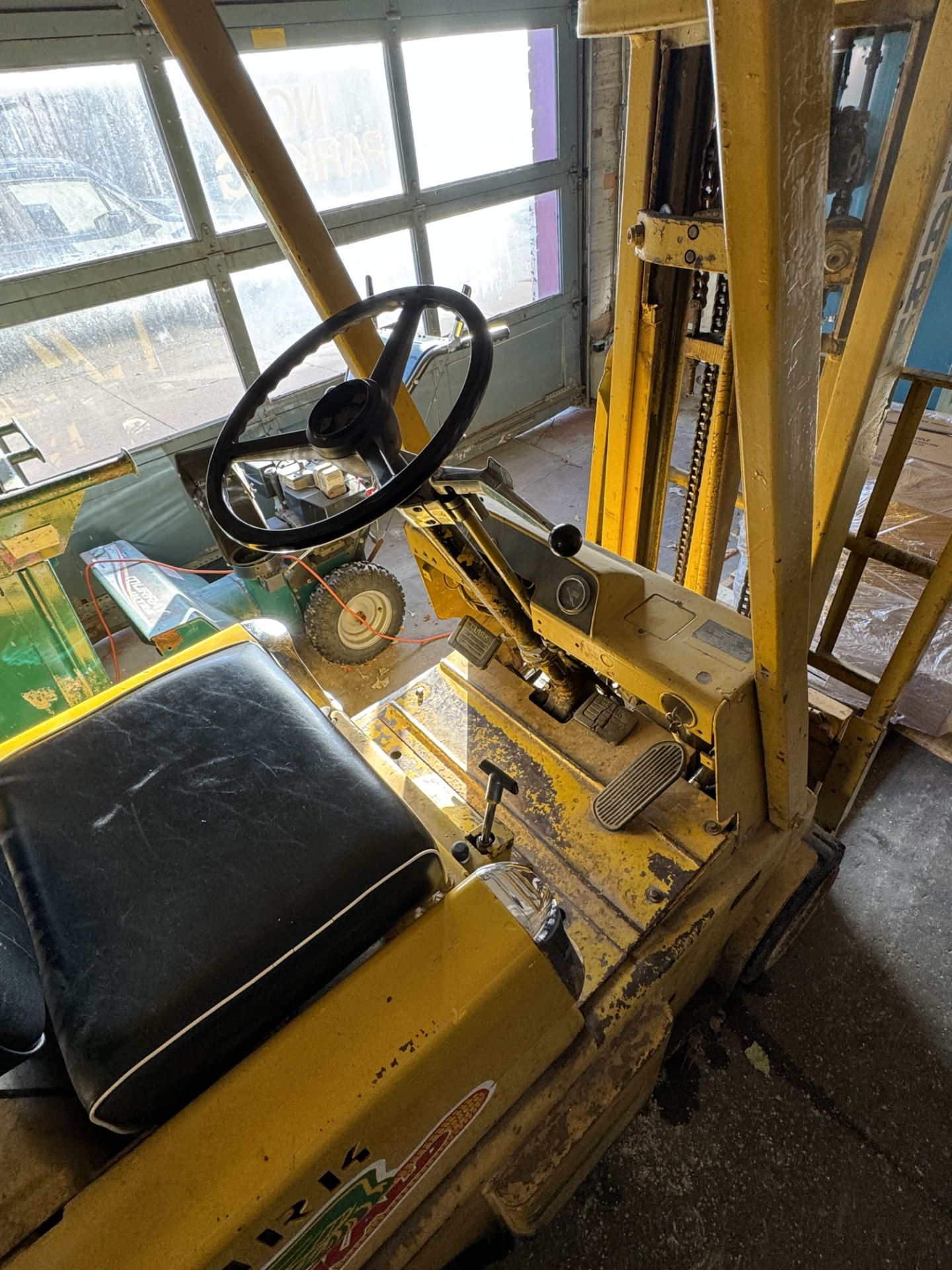 Clark Forklift CS30, Propane with two tanks, 2050lb lift, brakes are weak, small hydraulic leak, - Bild 3 aus 5