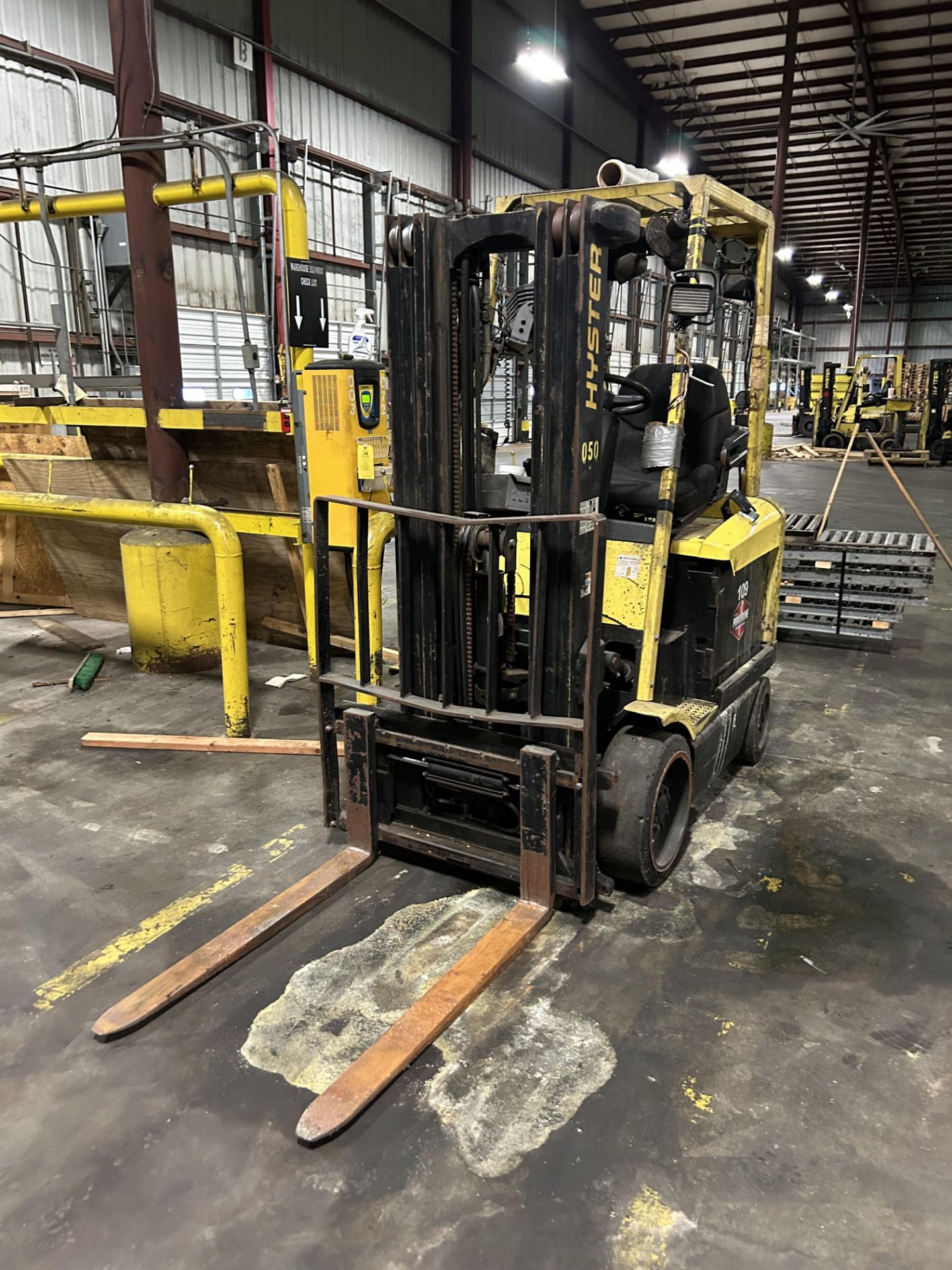 Hyster Eletric Forklift, Model #E45XM, Truck Weight W/ Battery 10600 lbs, Rigging/ Removal Fee - Bild 2 aus 5