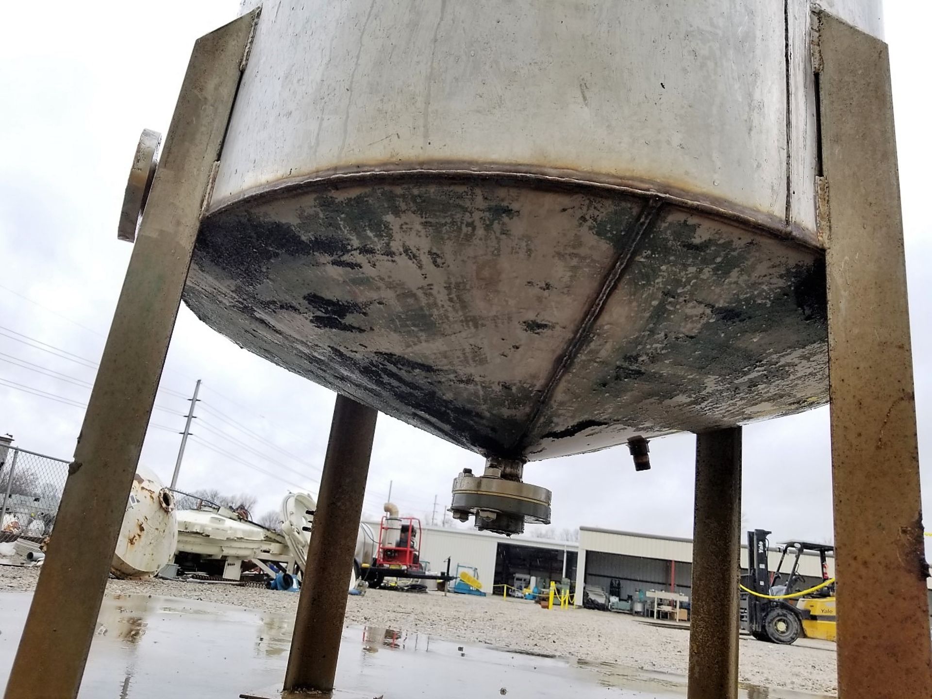 Lot Location: Greensboro NC Used 500 GALLON STAINLESS STEEL TANK with Pipe Coils - Image 5 of 8