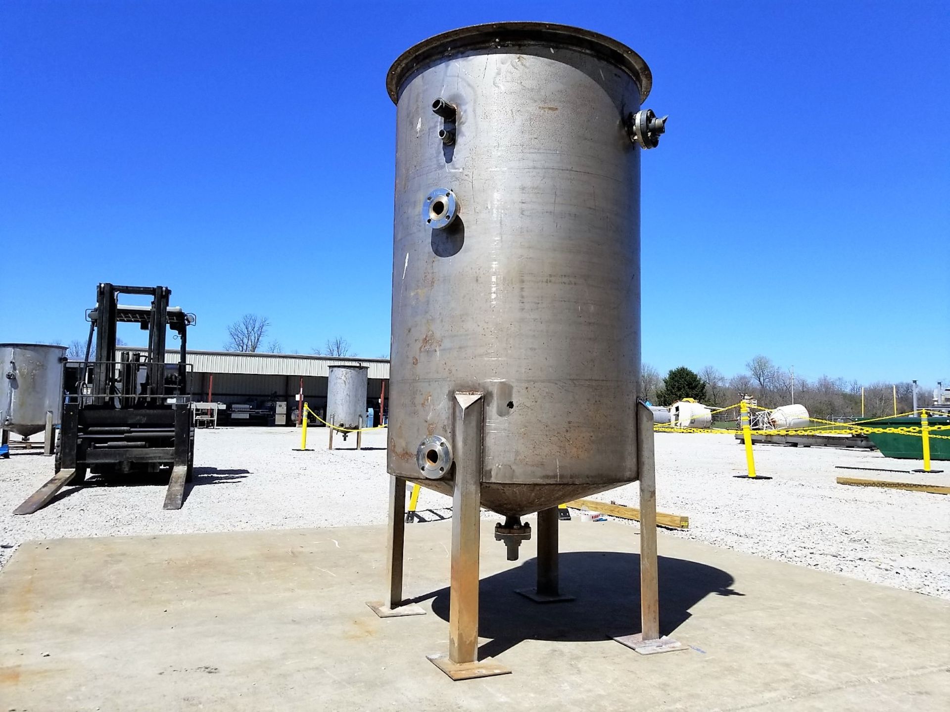 Lot Location: Greensboro NC Used 500 GALLON STAINLESS STEEL TANK with Internal Coil - Image 5 of 10