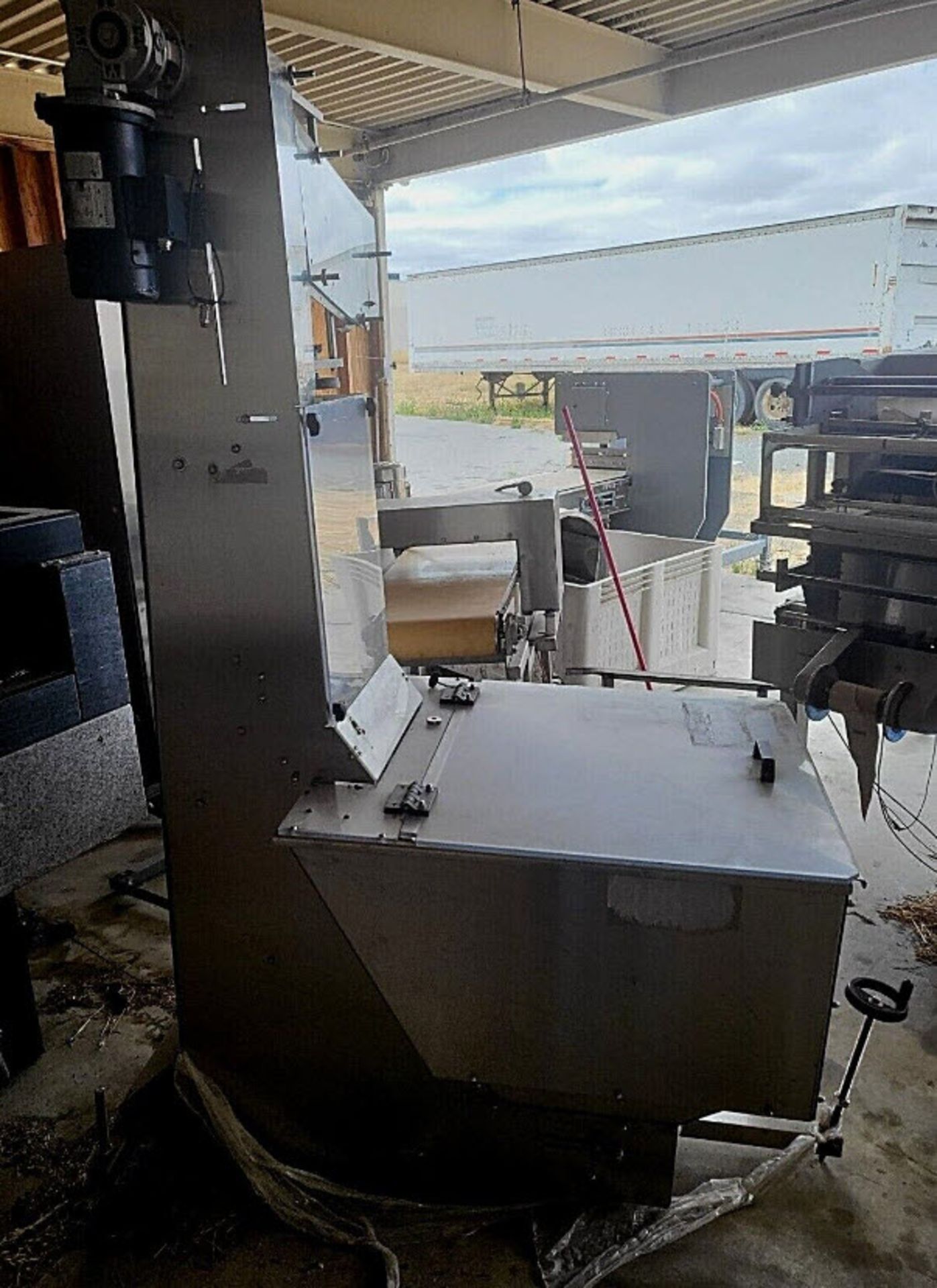 (Located in Hollister, CA) Lid Dispenser for Food Industry, Rigging Fee: $100