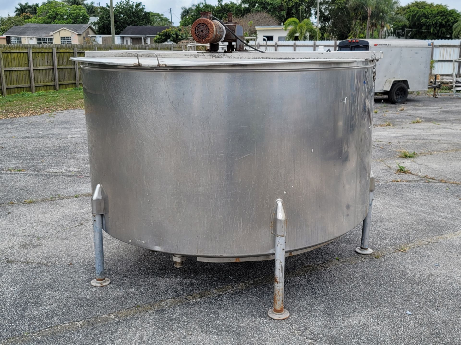 (Located in Belle Glade, FL) STAINLESS STEEL 1000 GALLON MIXING TANK, Loading/rigging fee: $100