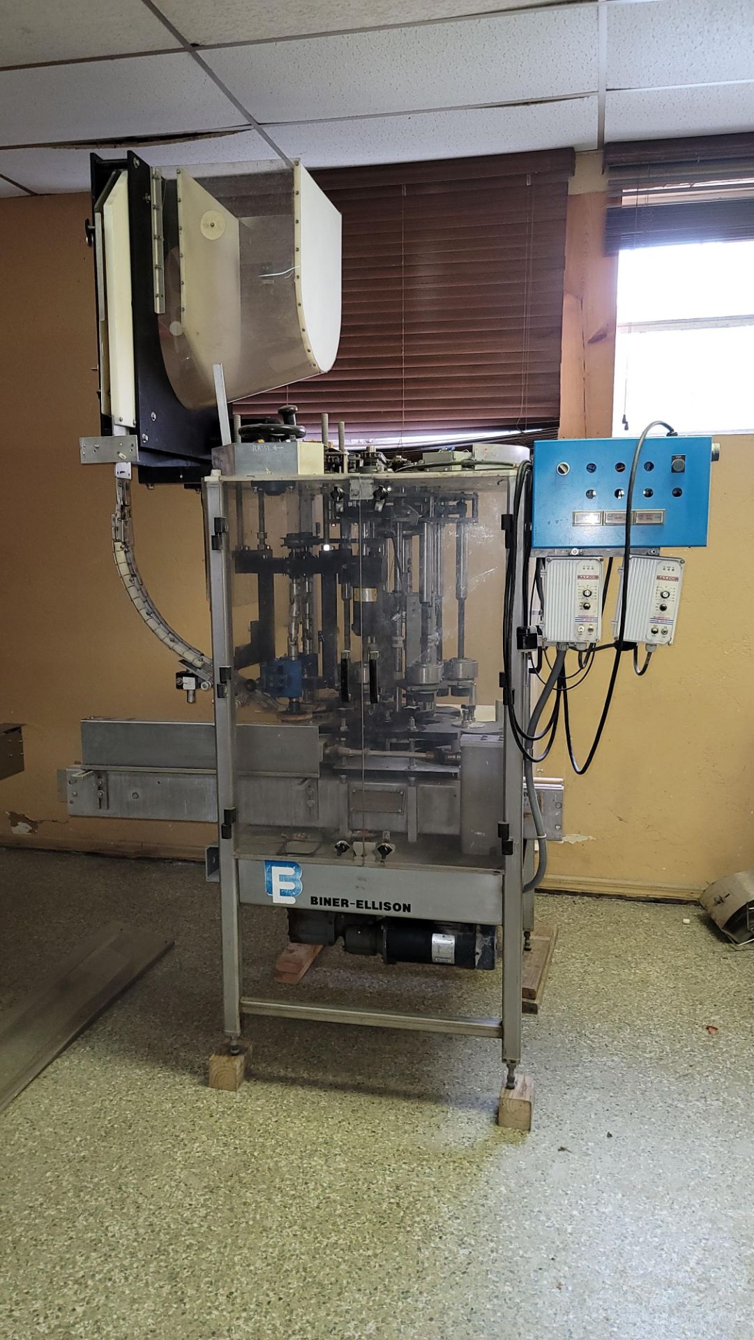 (Located in Belle Glade, FL) BINER ELLISON ROTARY CAPPER, MODEL: CAPPER, SERIAL: RC1565589, Rigging