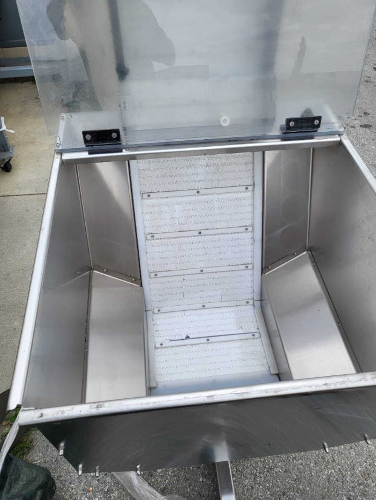(Located in Hollister, CA) Lid Dispenser for Food Industry, Rigging Fee: $100 - Image 4 of 11