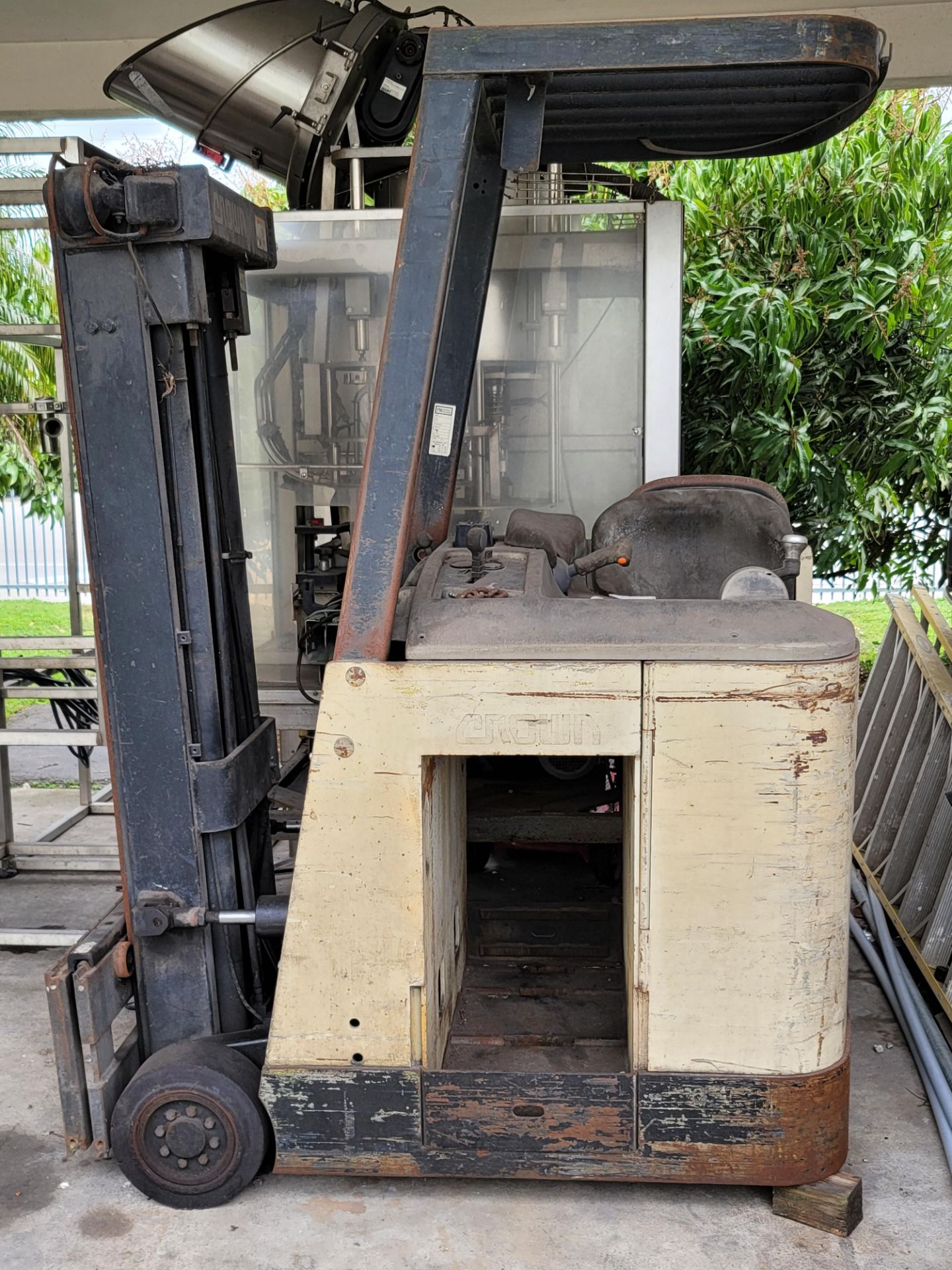 (Located in Belle Glade, FL) CROWN ELECTRIC FORKLIFT, Model# RC3020-30, SERIAL# 1A213547, NO