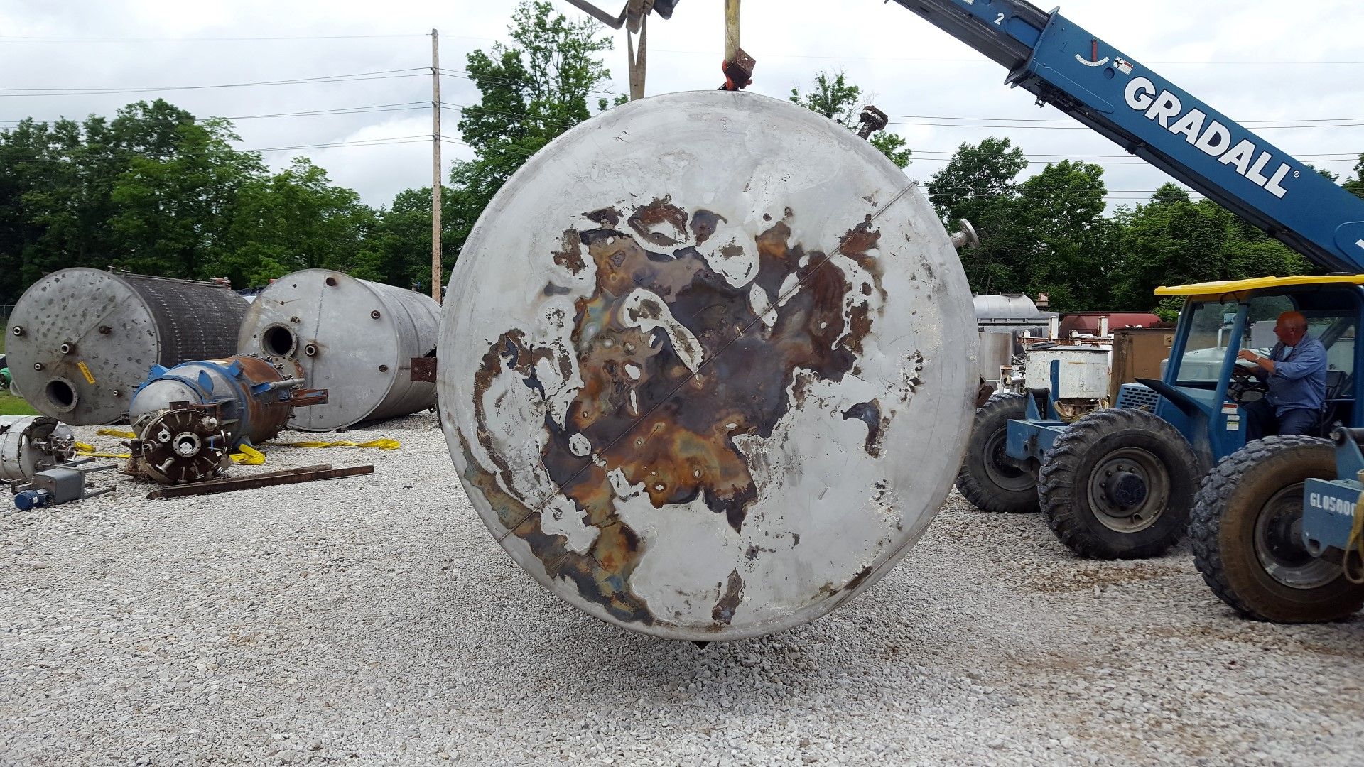 Lot Location: Greensboro NC Used 6000 Gallons 8ft. Diameter Stainless Steel Vertical Tank - Image 5 of 10
